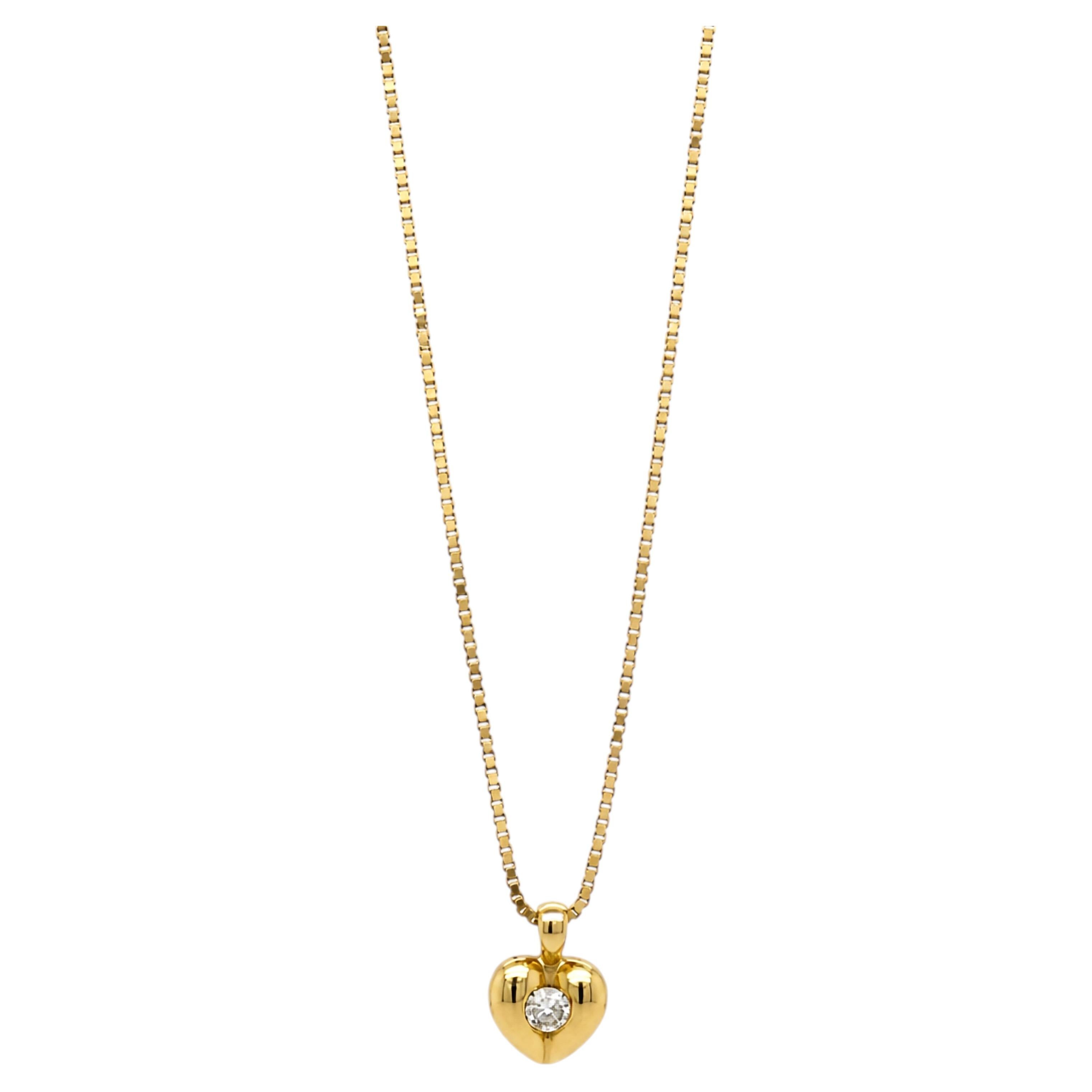 Collier avec pendentif en forme de cœur, or jaune 18 carats et diamant taille brillant rond en vente