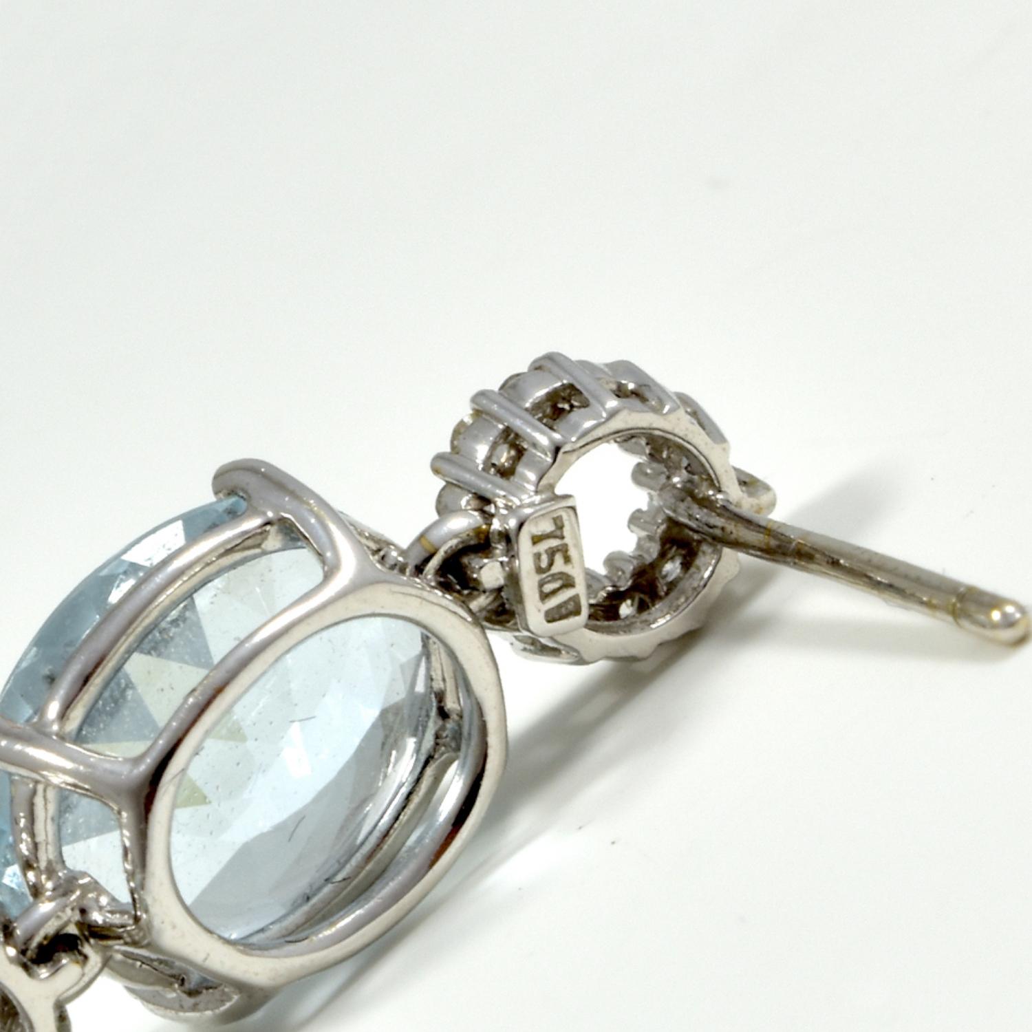 Round Brilliant Cut Diamond and Aquamarine Dangle 18 Karat White Gold Earrings In Good Condition In Miami, FL
