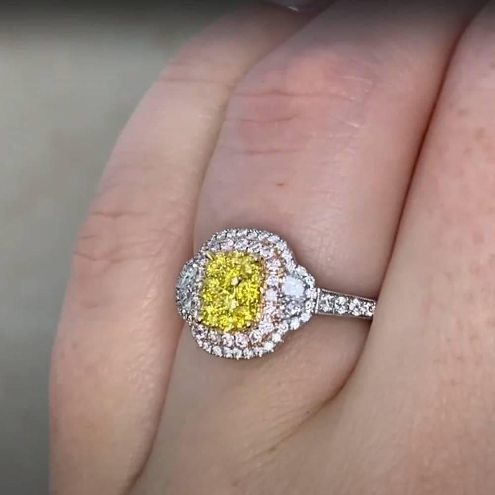 Round Brilliant Cut Diamond (Approx. 0.20-Carats) Double Cluster Ring, Platinum In Excellent Condition For Sale In New York, NY