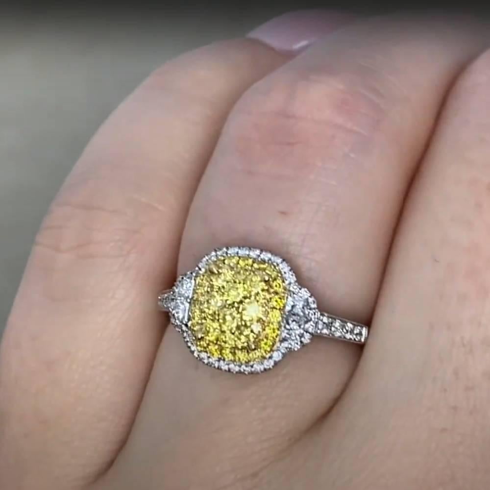 Runder Brillantschliff-Diamant (ca. 0,30 Karat) Doppel-Cluster-Ring, Platin im Zustand „Hervorragend“ im Angebot in New York, NY