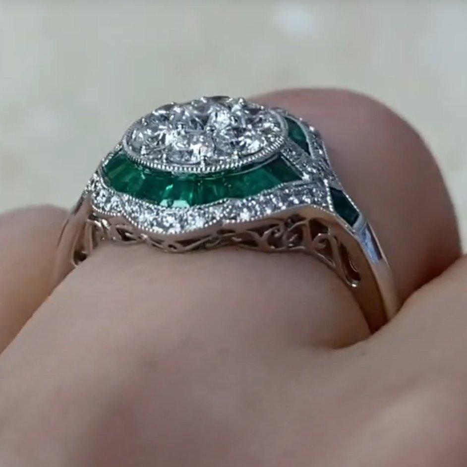 Anello a grappolo con diamante rotondo taglio Brilliante (circa 0,70 carati), platino In condizioni ottime in vendita a New York, NY