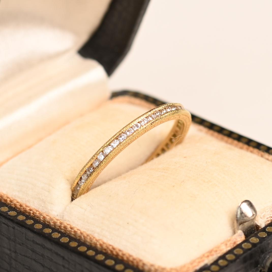 Dieser exquisite Ehering im Vintage-Stil wird in fachmännischer Handarbeit aus 18 Karat Gelbgold gefertigt und strahlt zeitlose Eleganz und Raffinesse aus. Zarte Ätzungen zieren die Seiten und verleihen ihm einen Hauch von Kunstfertigkeit, der