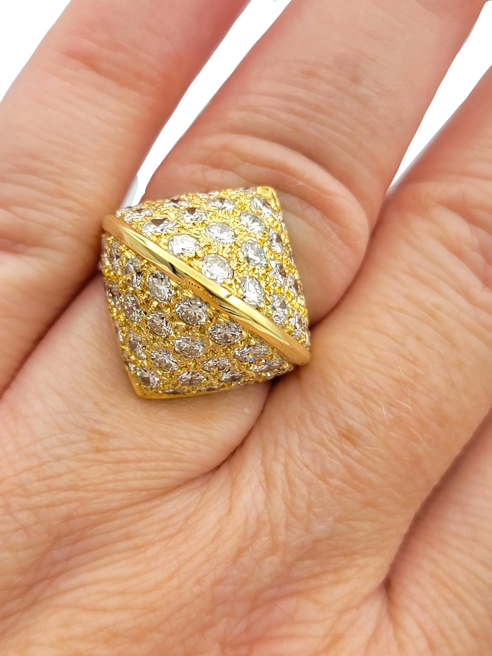 Round Brilliant Cut Diamond Clustered Dome Cocktail Ring in 18 Karat Yellow Gold en venta 4