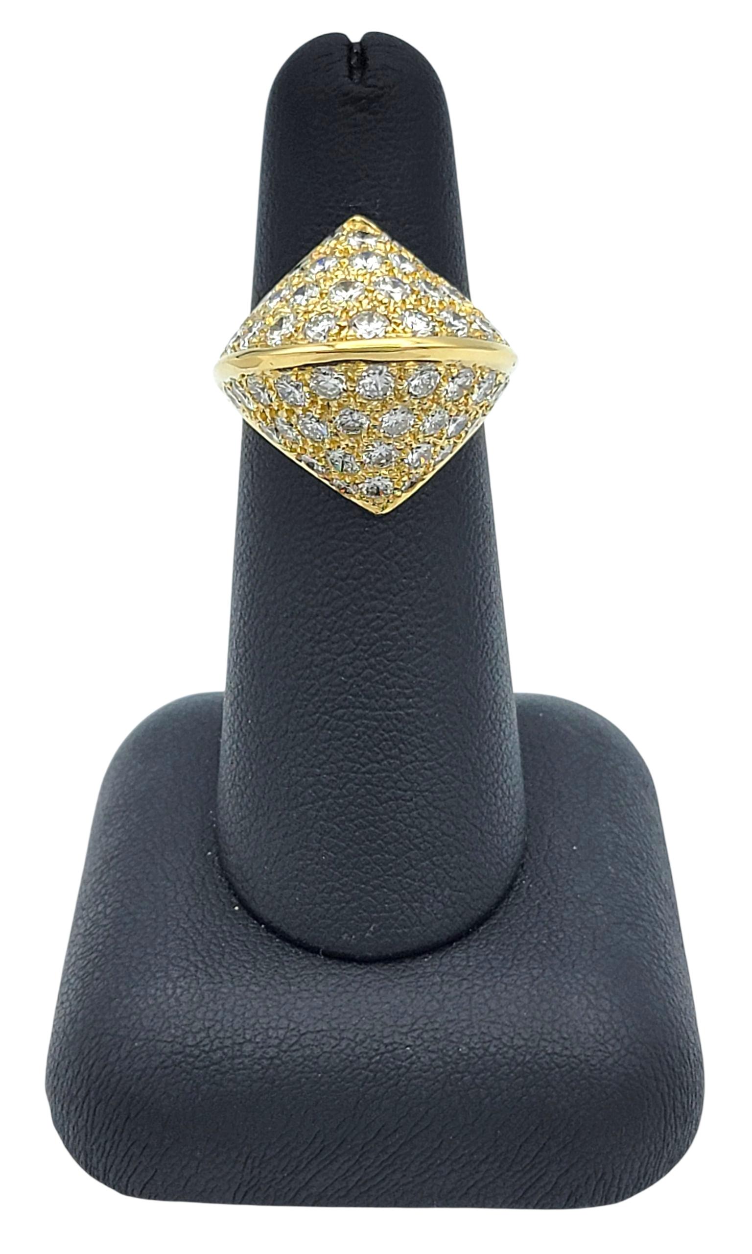 Round Brilliant Cut Diamond Clustered Dome Cocktail Ring in 18 Karat Yellow Gold en venta 5