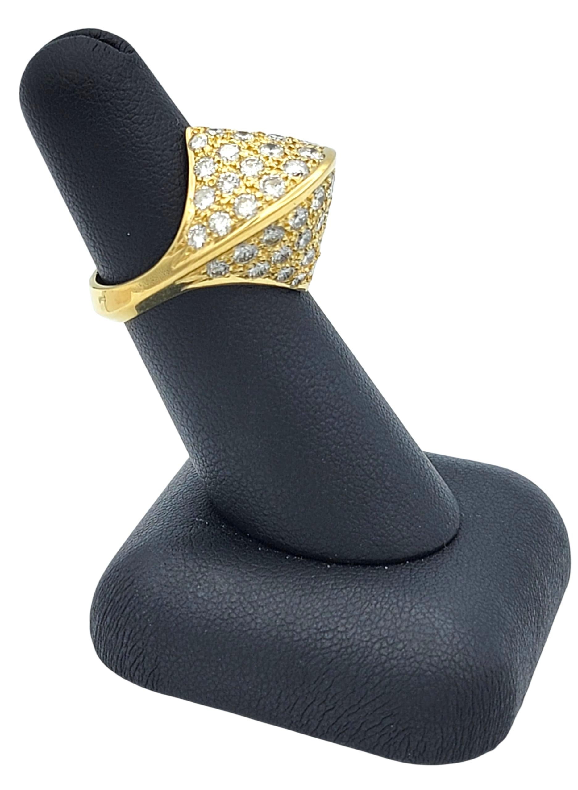 Round Brilliant Cut Diamond Clustered Dome Cocktail Ring in 18 Karat Yellow Gold en venta 6