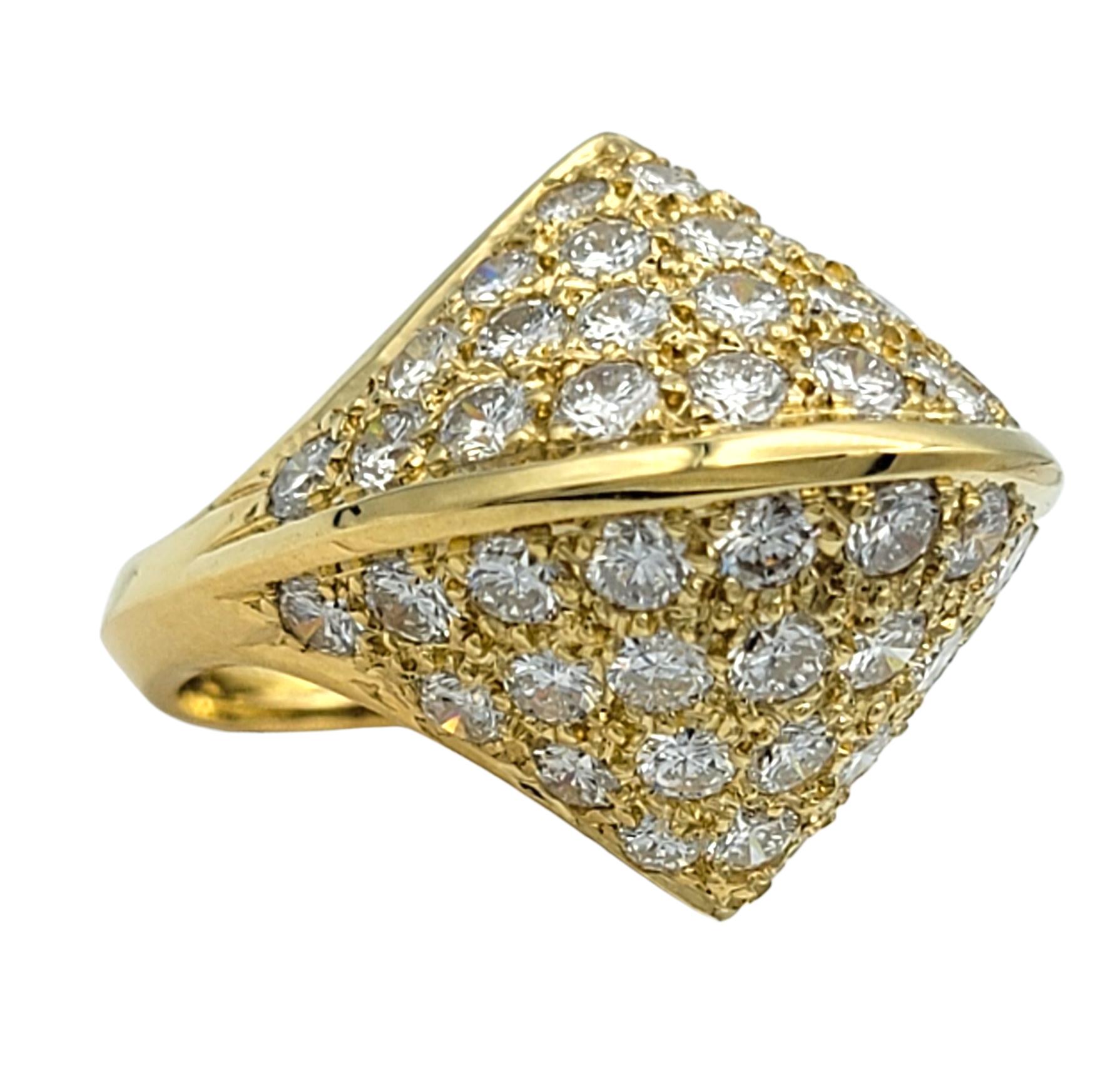 Round Brilliant Cut Diamond Clustered Dome Cocktail Ring in 18 Karat Yellow Gold Contemporáneo en venta