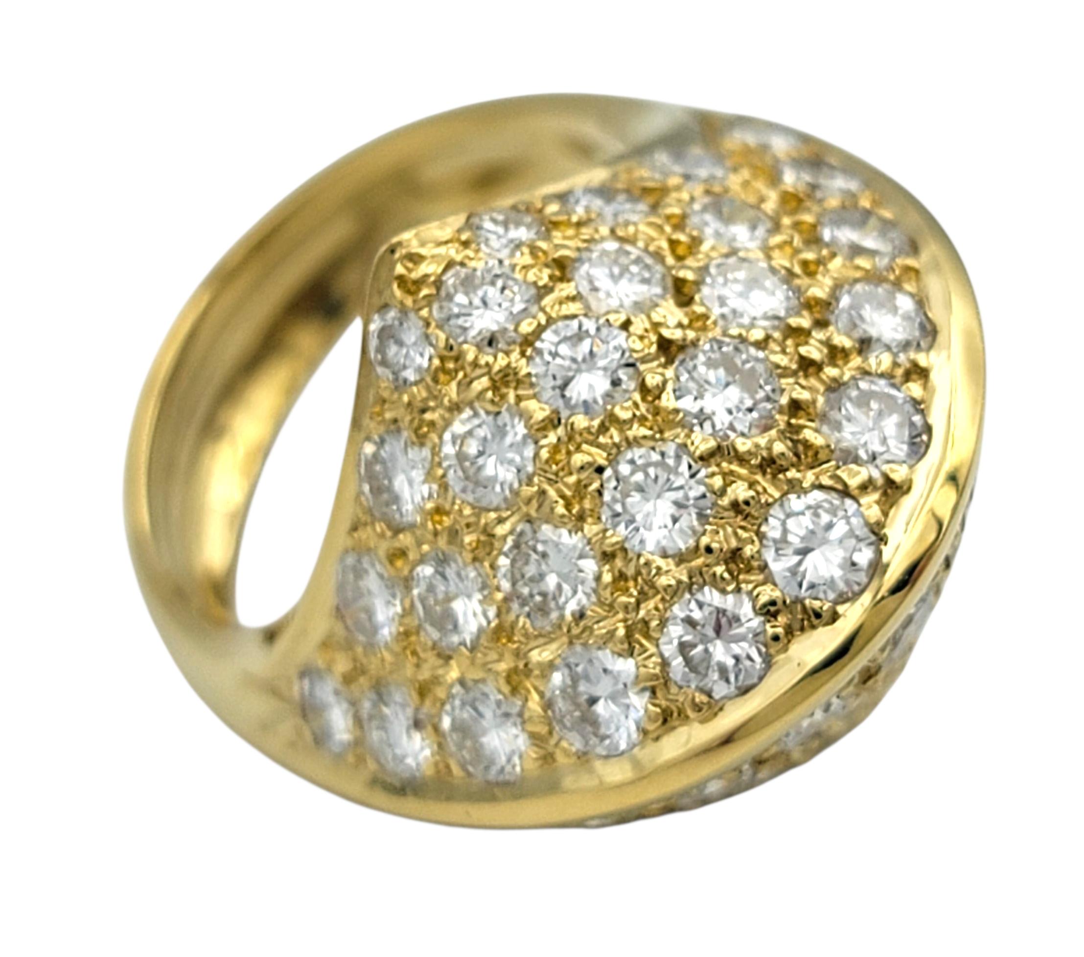 Round Brilliant Cut Diamond Clustered Dome Cocktail Ring in 18 Karat Yellow Gold Corte redondo en venta