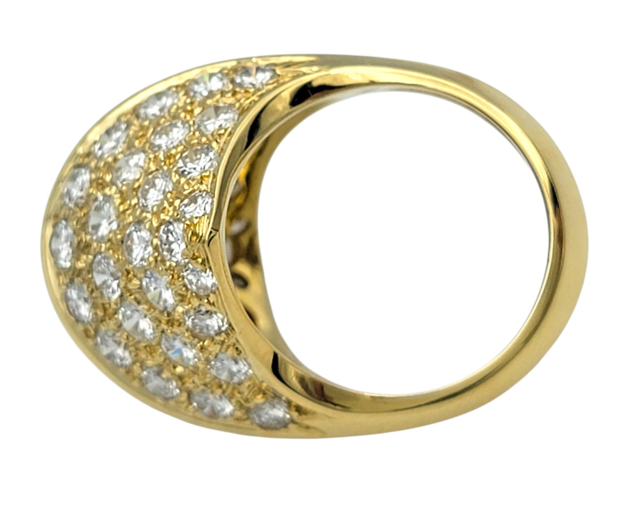 De las mujeres Round Brilliant Cut Diamond Clustered Dome Cocktail Ring in 18 Karat Yellow Gold en venta
