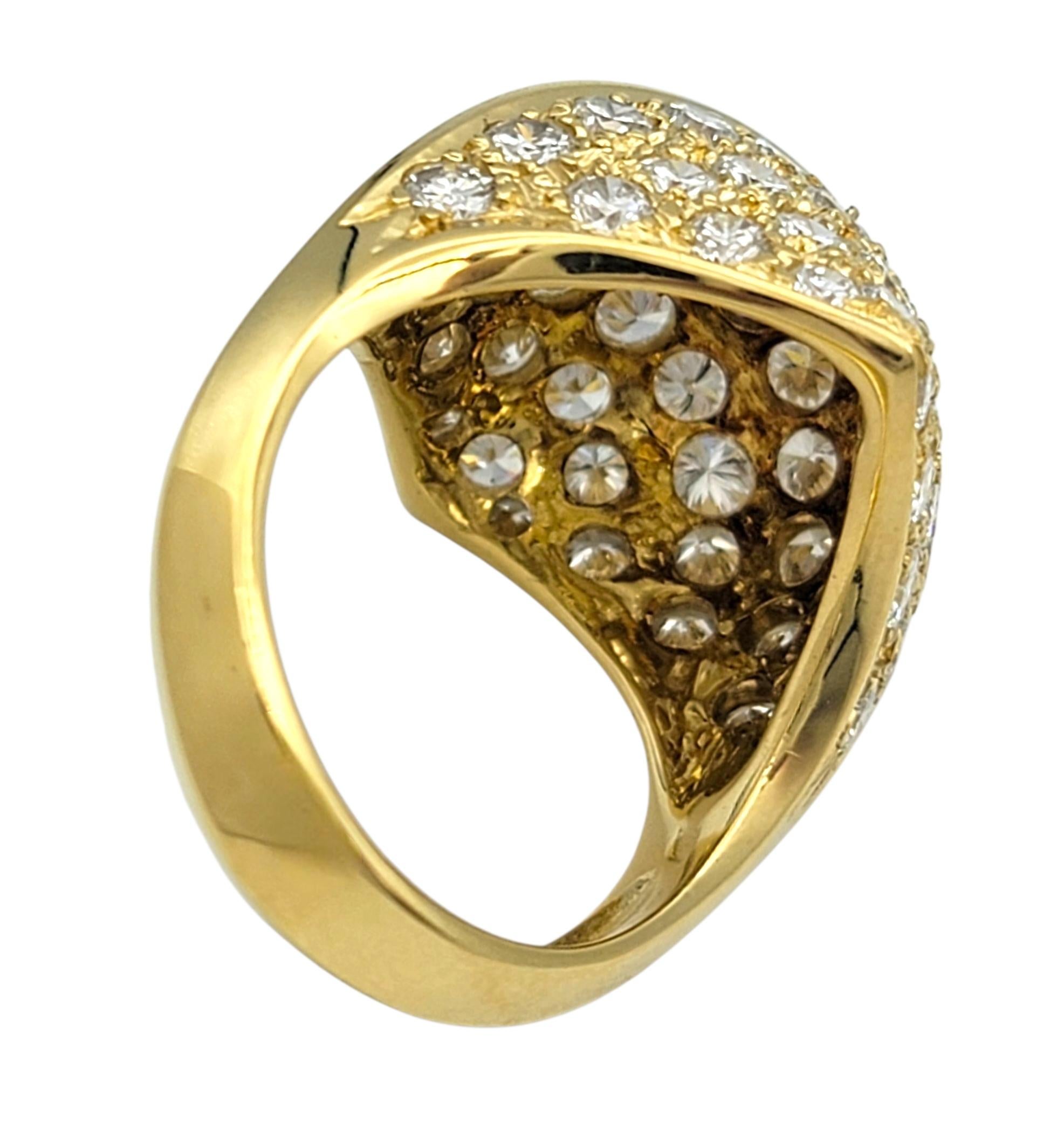 Round Brilliant Cut Diamond Clustered Dome Cocktail Ring in 18 Karat Yellow Gold en venta 1