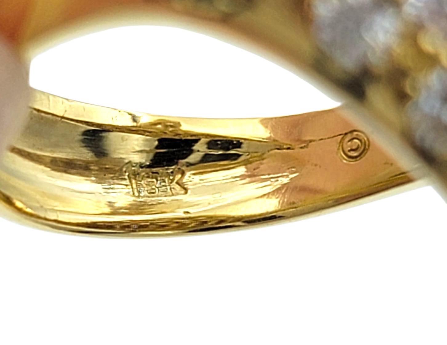 Round Brilliant Cut Diamond Clustered Dome Cocktail Ring in 18 Karat Yellow Gold en venta 2