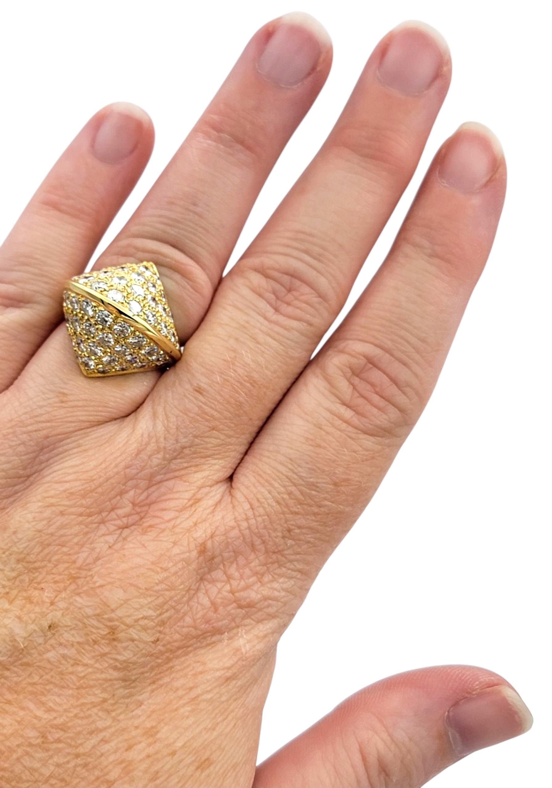Round Brilliant Cut Diamond Clustered Dome Cocktail Ring in 18 Karat Yellow Gold en venta 3