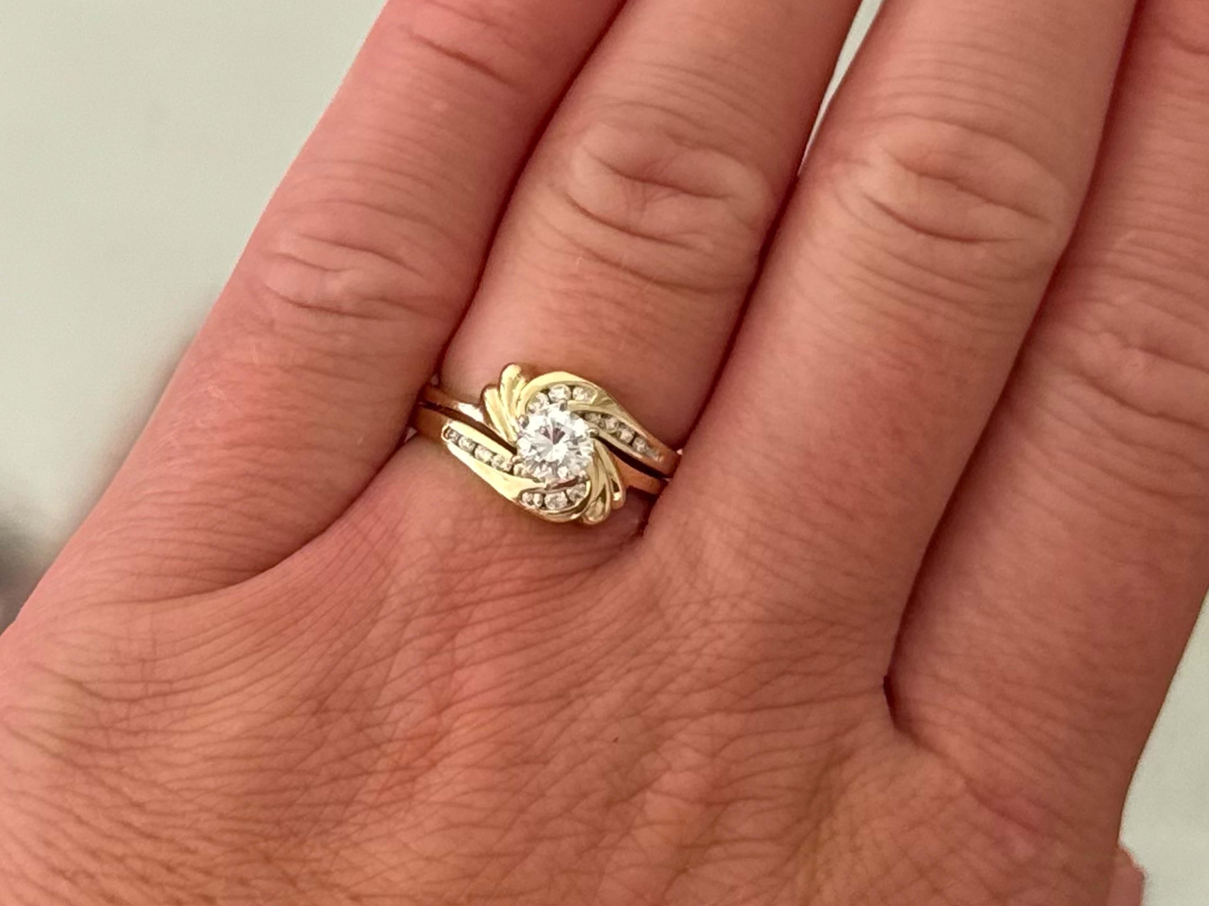 Specifiche dell'articolo:

Metallo: Oro giallo 14 carati

Misura dell'anello: 6

Peso totale: 4,5 grammi

Specifiche del diamante:

Diamante centrale: ~0,50 carati

Colore del diamante centrale: G. H.

Chiarezza del diamante centrale: SI2-I1

Forma