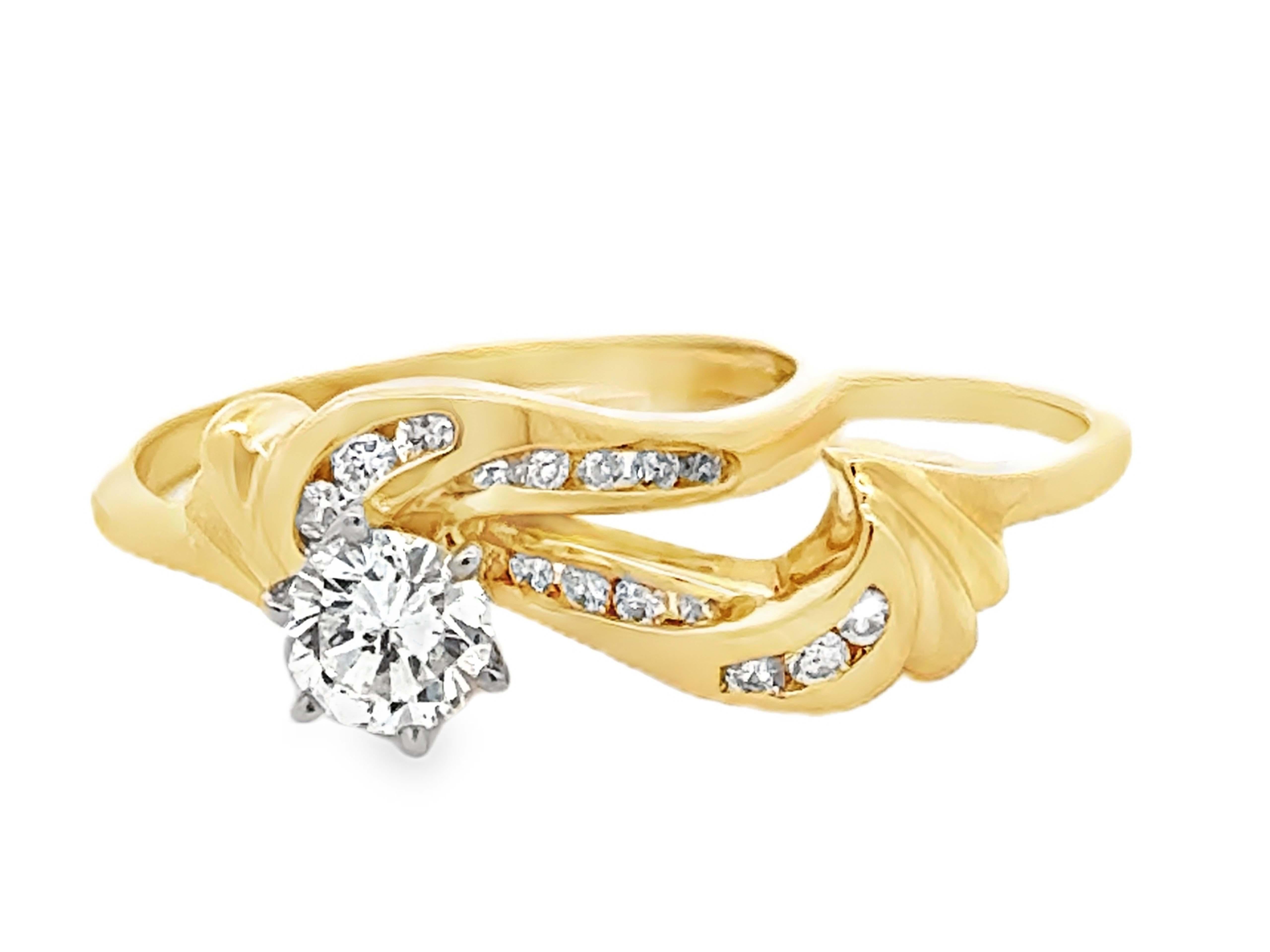 Moderno Anello di fidanzamento con diamante rotondo taglio Brilliante e fascia abbinata in oro giallo 14K in vendita