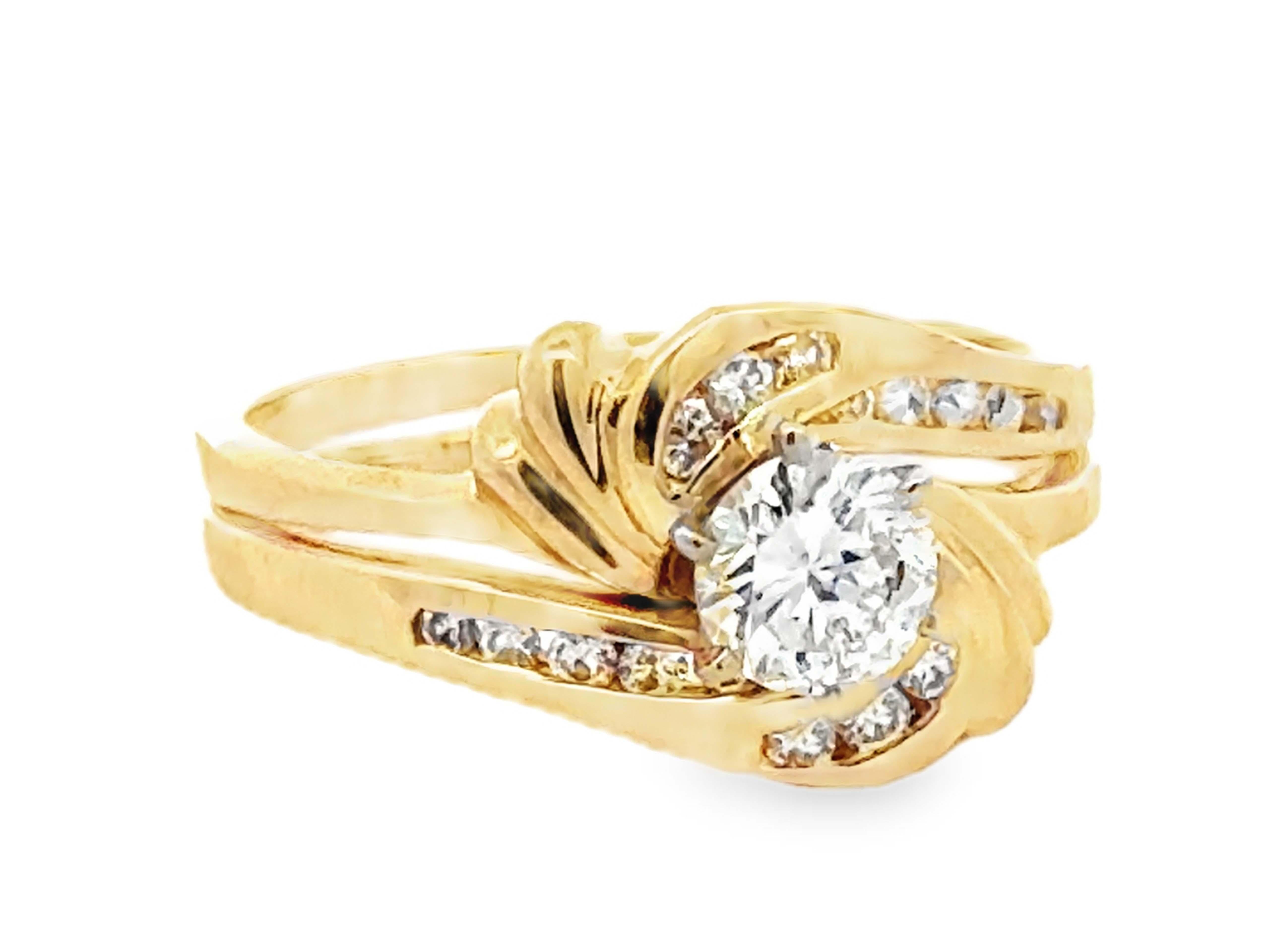 Anello di fidanzamento con diamante rotondo taglio Brilliante e fascia abbinata in oro giallo 14K In condizioni ottime in vendita a Honolulu, HI