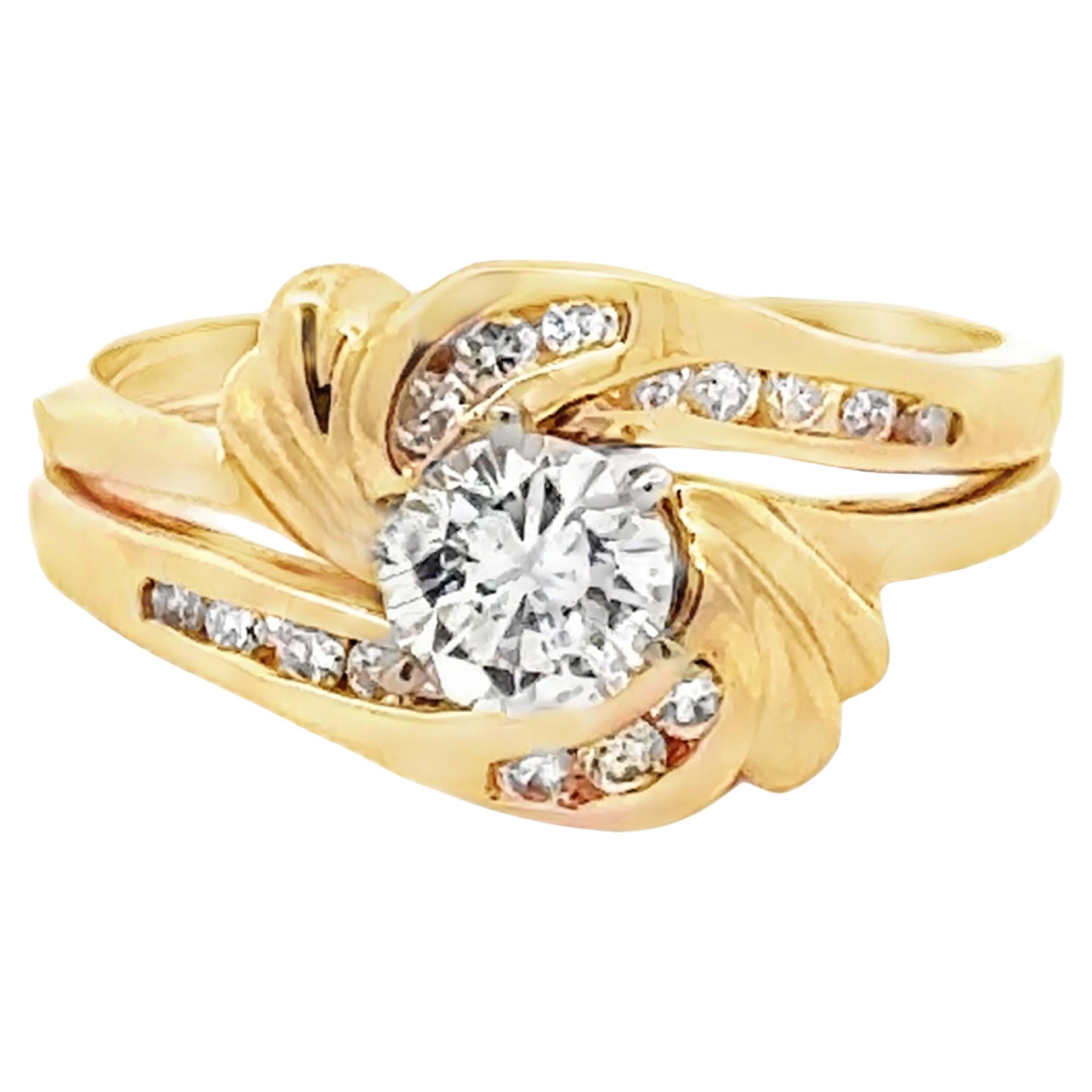 Verlobungsring und passender Ring aus 14 Karat Gelbgold mit rundem Diamanten im Brillantschliff