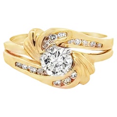 Verlobungsring und passender Ring aus 14 Karat Gelbgold mit rundem Diamanten im Brillantschliff