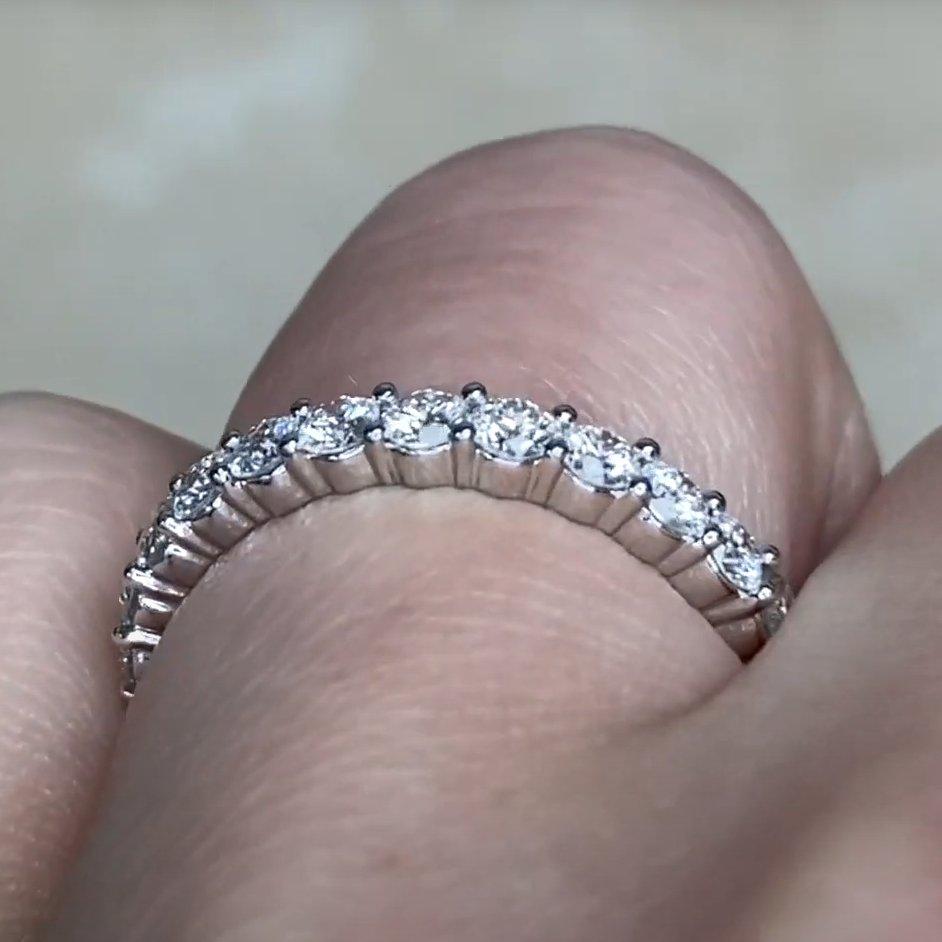 Anillo de eternidad de diamantes talla brillante redondos (aprox. 1.5 quilates), platino en Excelente estado para la venta en New York, NY