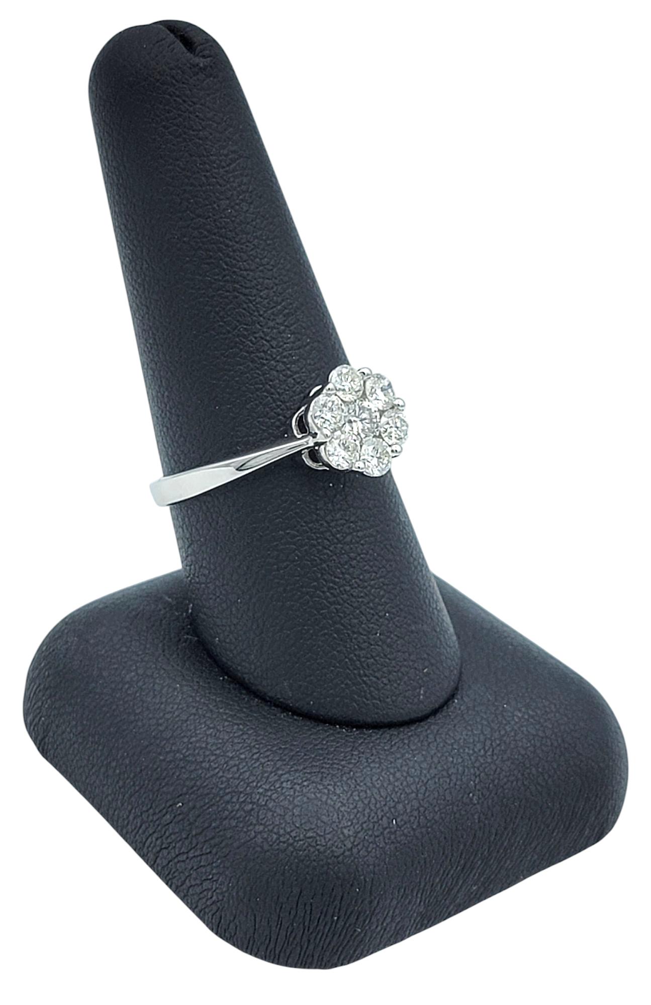 Anillo de oro blanco de 18 quilates con motivo floral de diamantes redondos talla brillante en venta 4