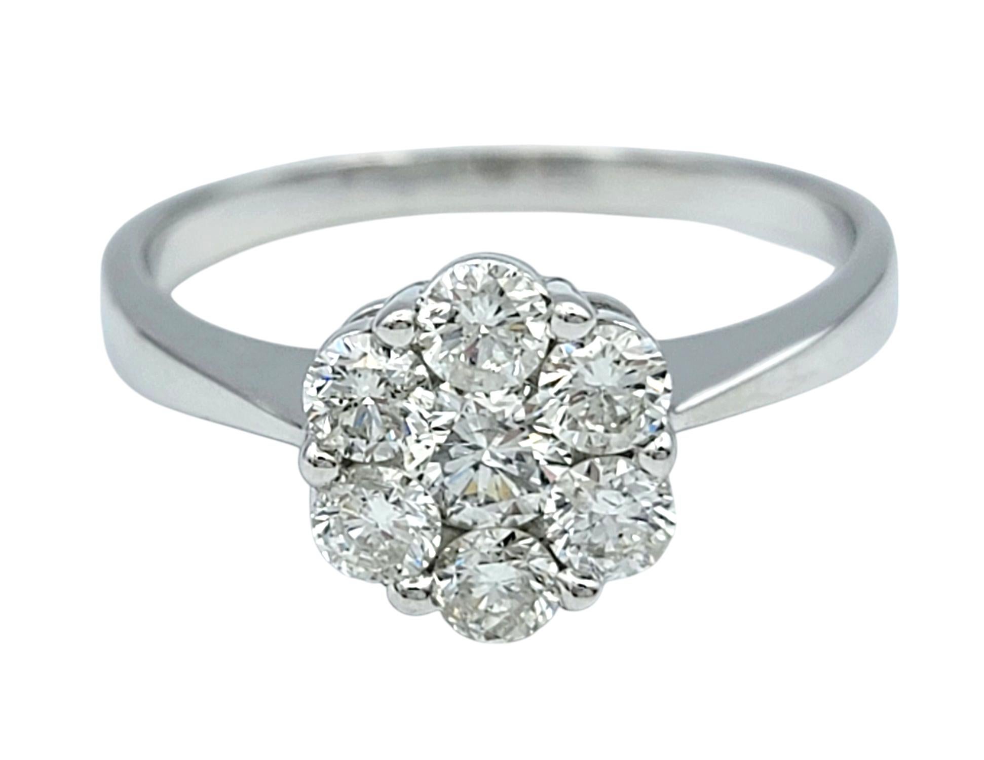 Tamaño del anillo: 9

Inspirado en la delicada belleza de la naturaleza, este anillo de diamantes muestra un impresionante motivo floral que desprende elegancia y encanto. El diamante redondo de talla brillante del centro está rodeado por un
