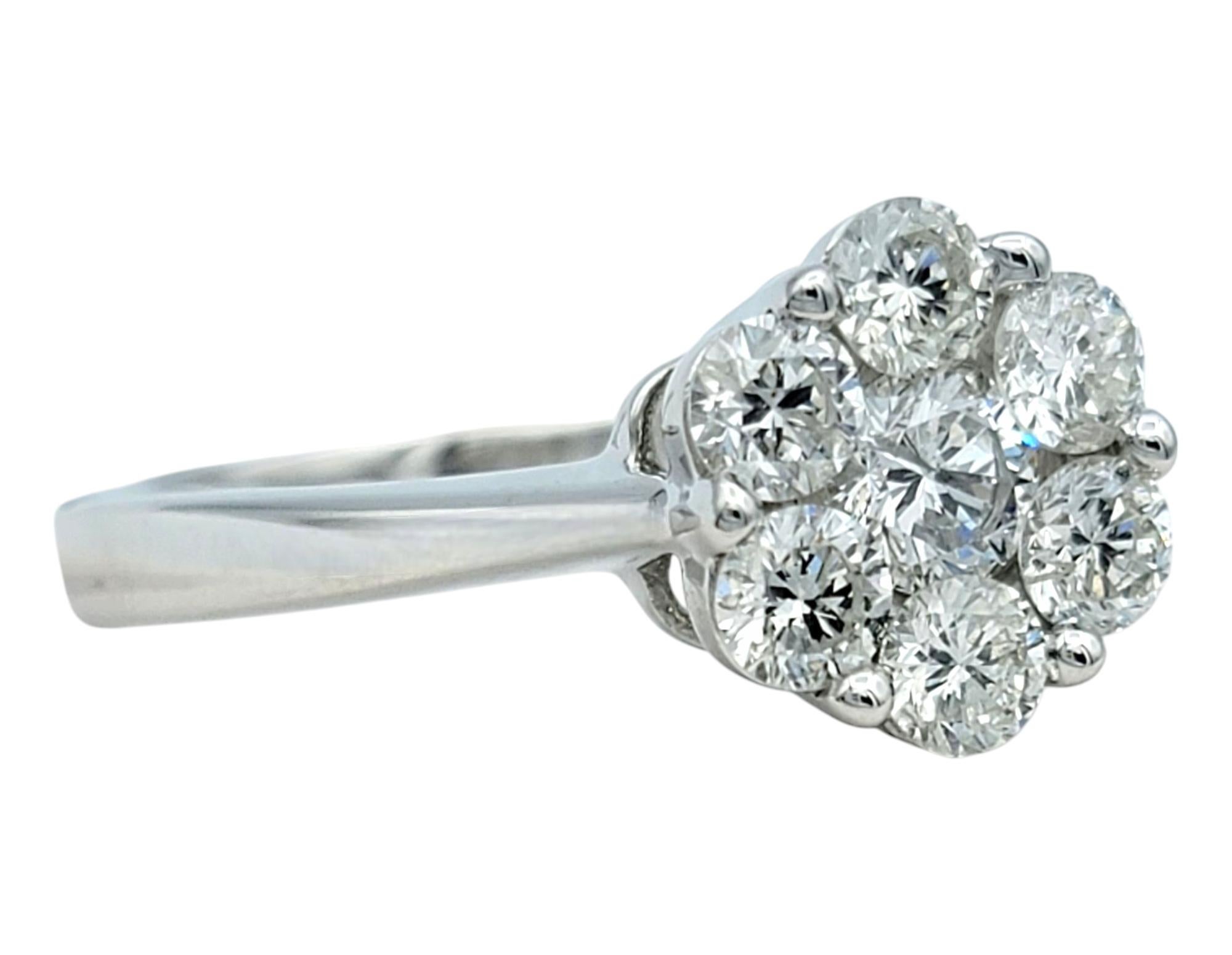 Anillo de oro blanco de 18 quilates con motivo floral de diamantes redondos talla brillante Contemporáneo en venta
