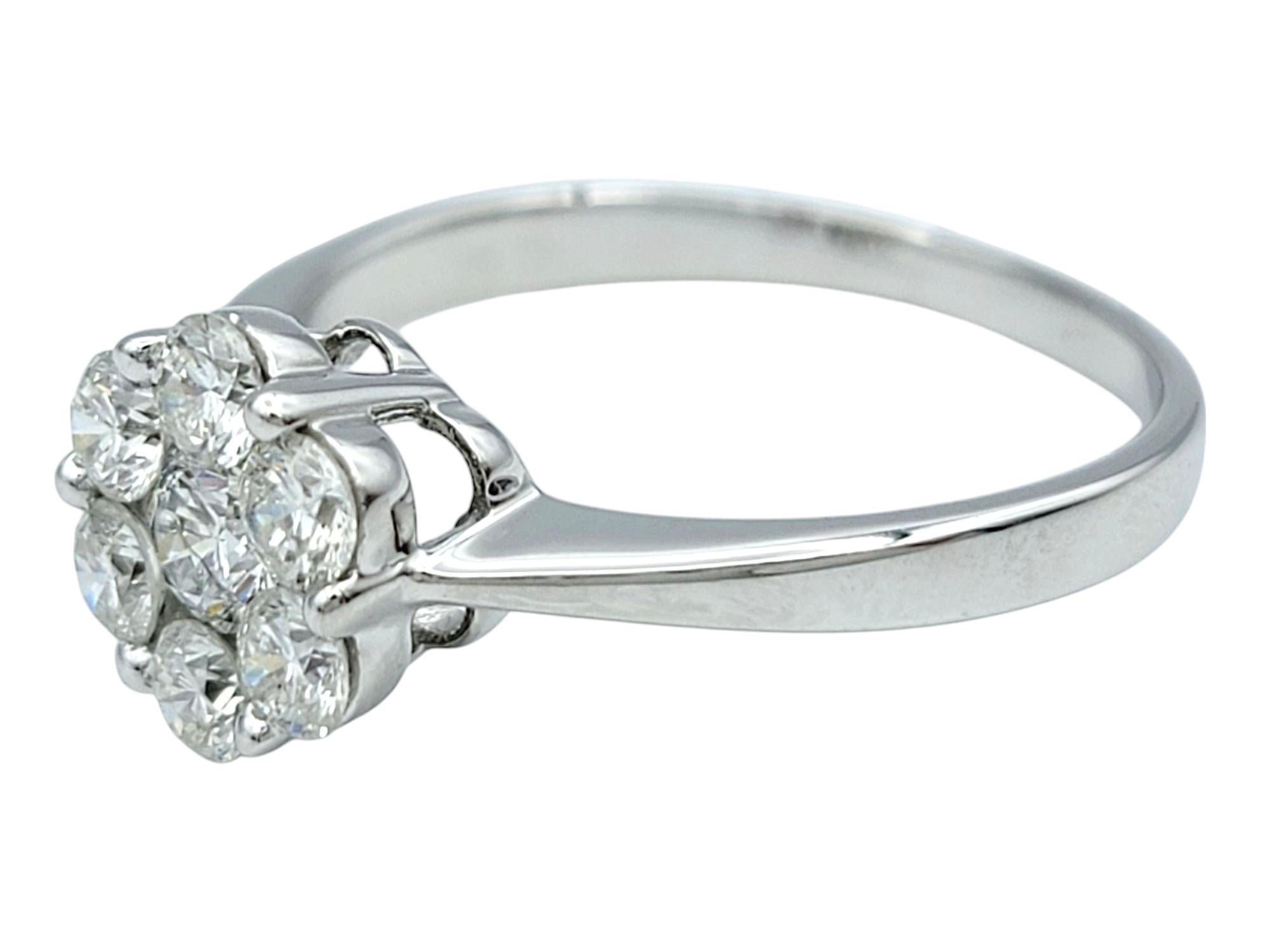 Anillo de oro blanco de 18 quilates con motivo floral de diamantes redondos talla brillante Corte redondo en venta
