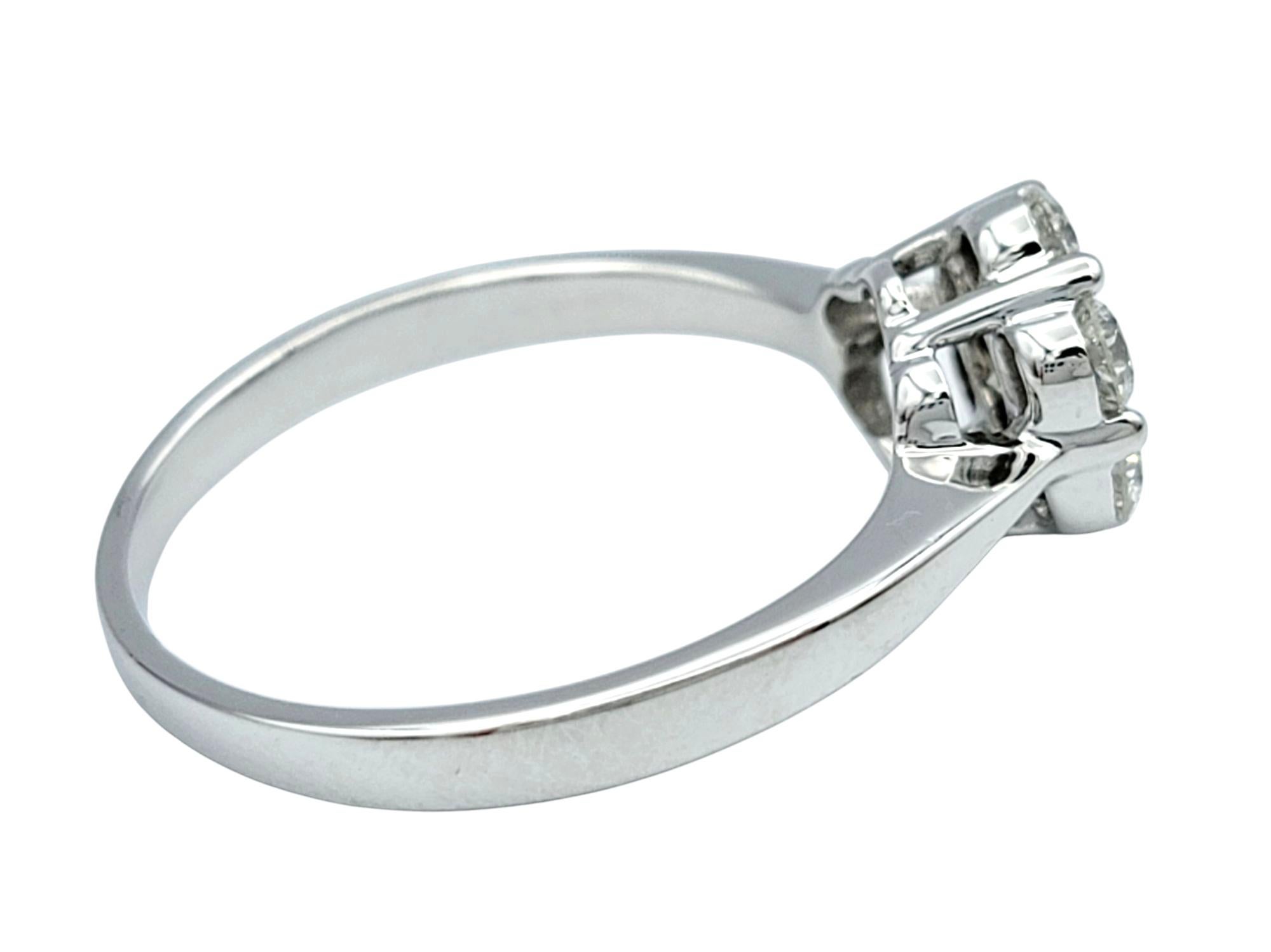 Anillo de oro blanco de 18 quilates con motivo floral de diamantes redondos talla brillante en Bueno estado para la venta en Scottsdale, AZ