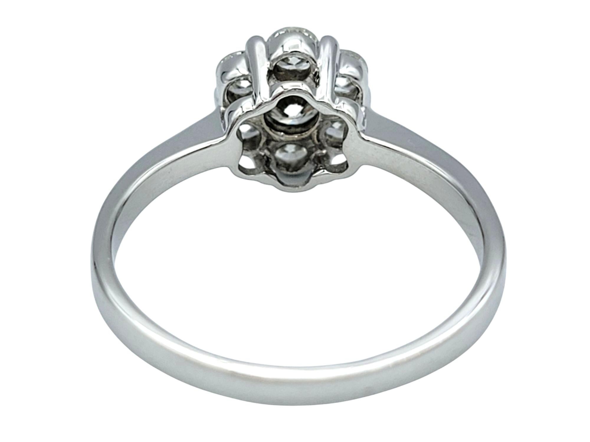 De las mujeres Anillo de oro blanco de 18 quilates con motivo floral de diamantes redondos talla brillante en venta