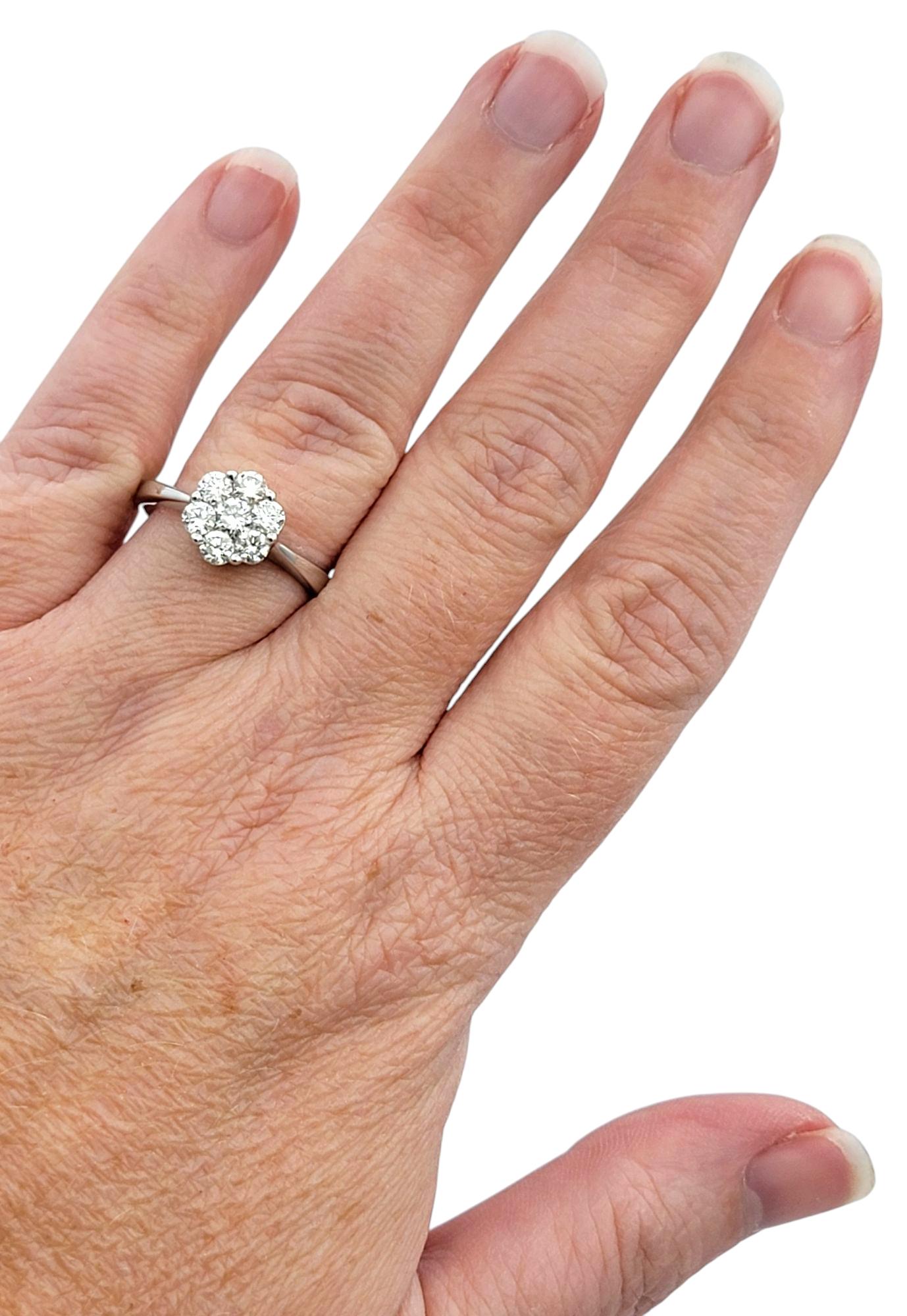 Anillo de oro blanco de 18 quilates con motivo floral de diamantes redondos talla brillante en venta 1