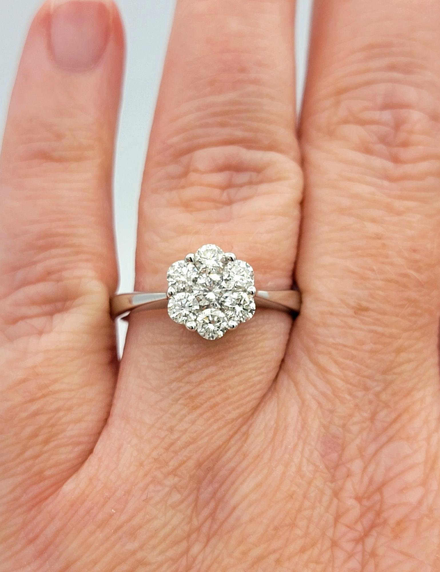 Anillo de oro blanco de 18 quilates con motivo floral de diamantes redondos talla brillante en venta 2