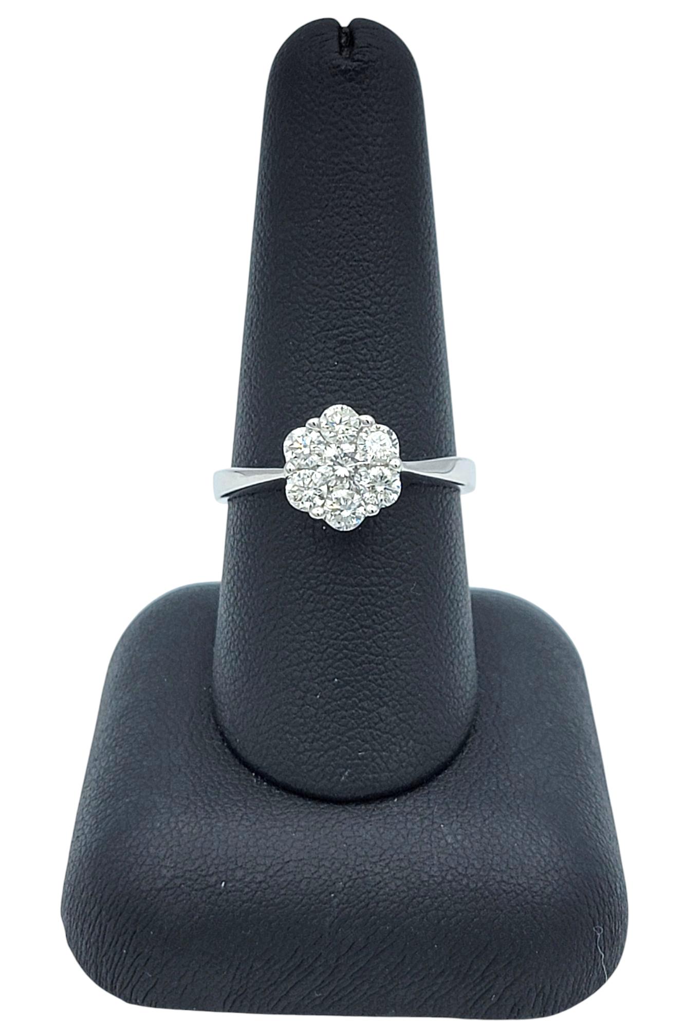Anillo de oro blanco de 18 quilates con motivo floral de diamantes redondos talla brillante en venta 3
