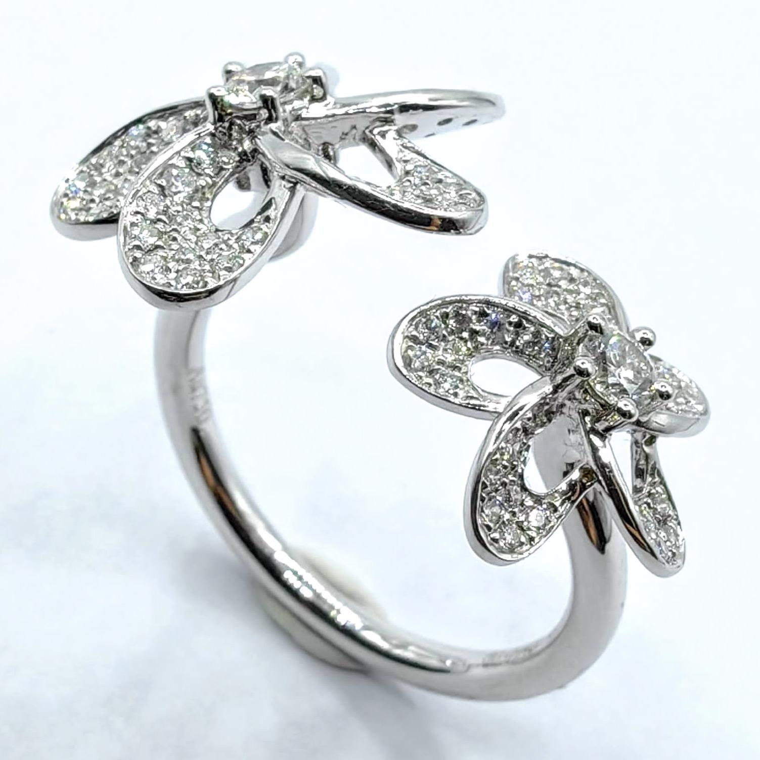 En vente :  Bague ouverte en or blanc 18 carats avec motif de fleur et diamants ronds taillés en brillant 2