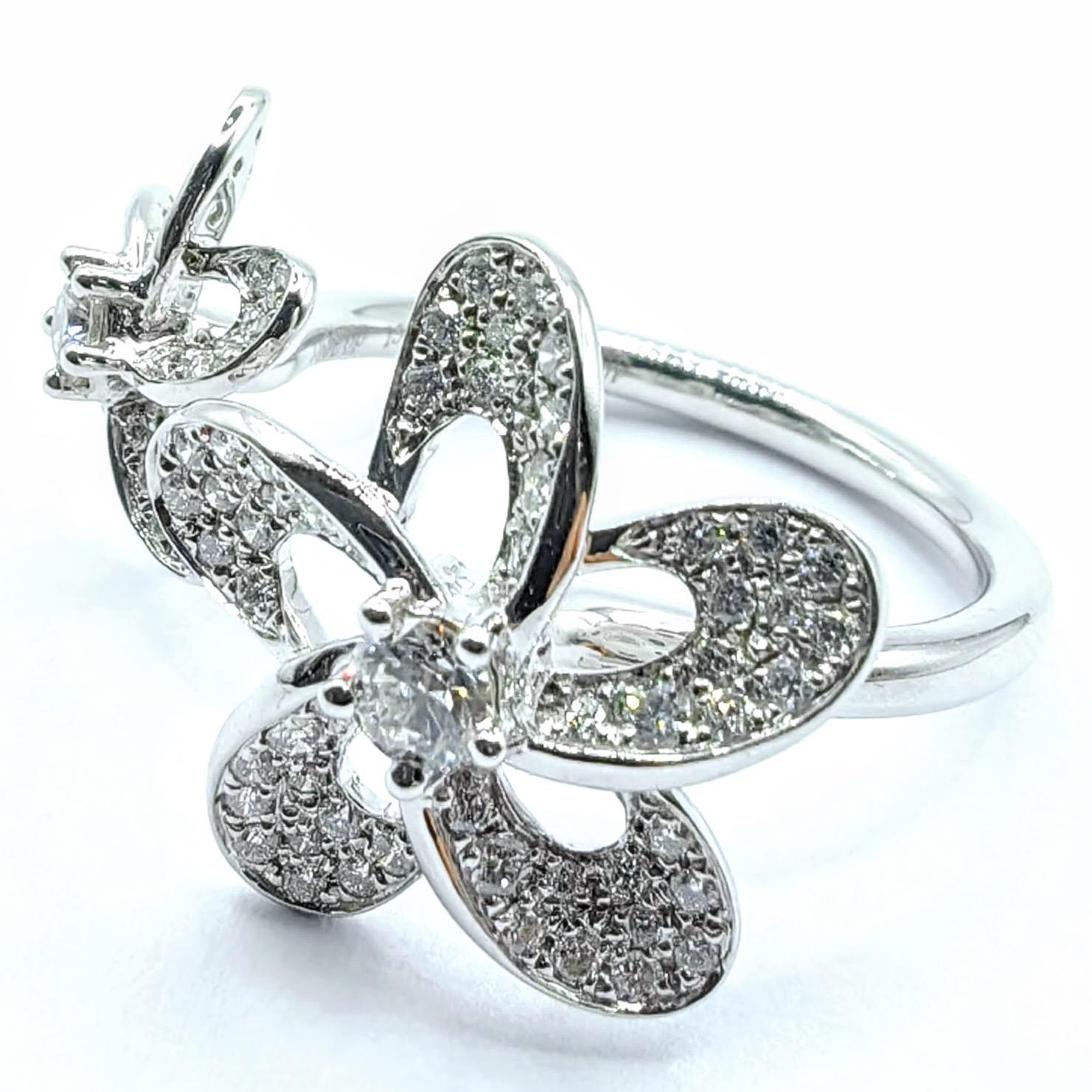En vente :  Bague ouverte en or blanc 18 carats avec motif de fleur et diamants ronds taillés en brillant 4