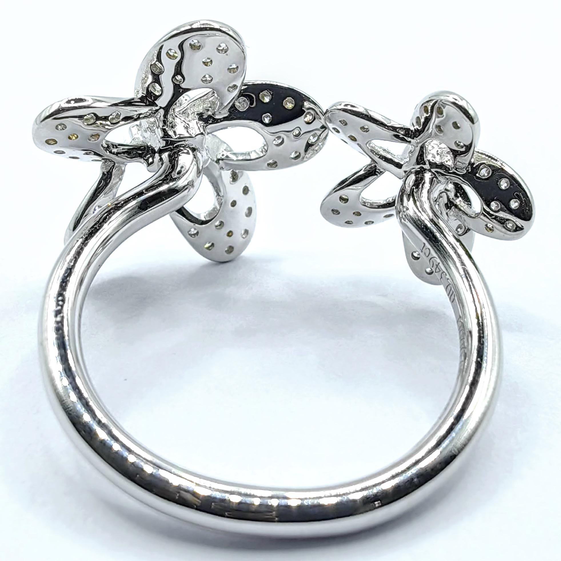 En vente :  Bague ouverte en or blanc 18 carats avec motif de fleur et diamants ronds taillés en brillant 5