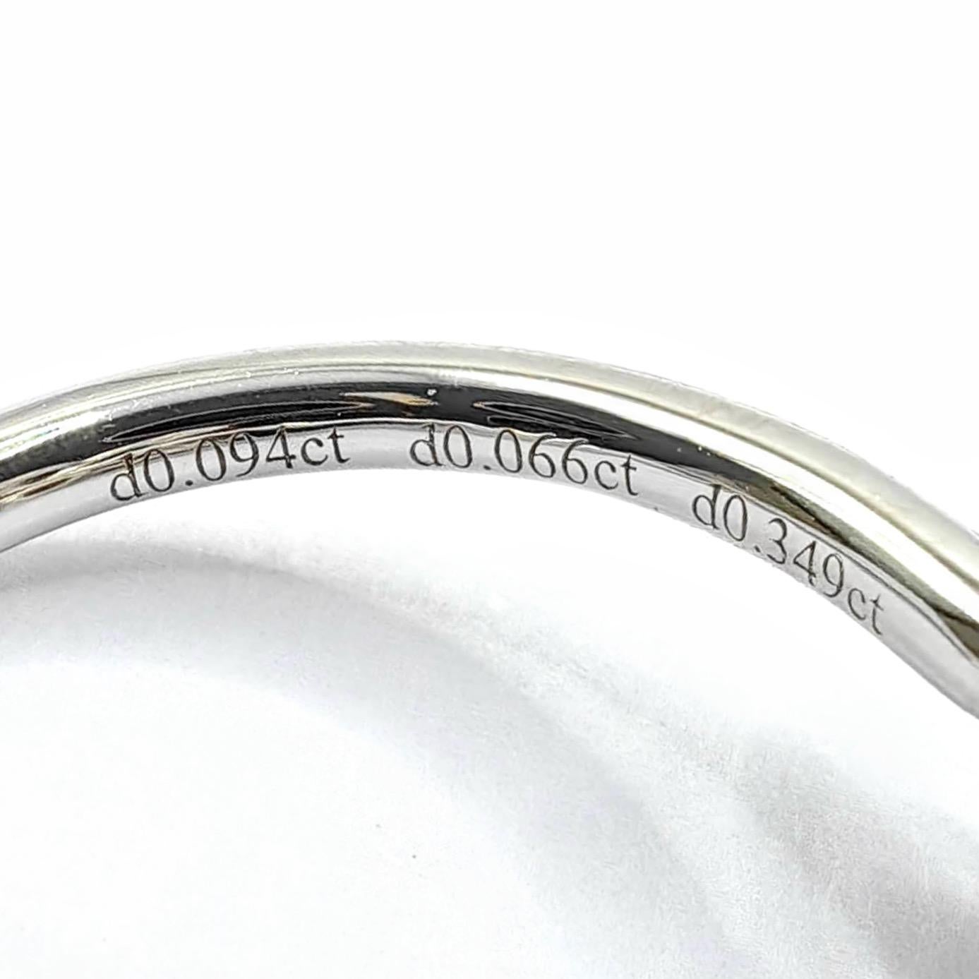 En vente :  Bague ouverte en or blanc 18 carats avec motif de fleur et diamants ronds taillés en brillant 7