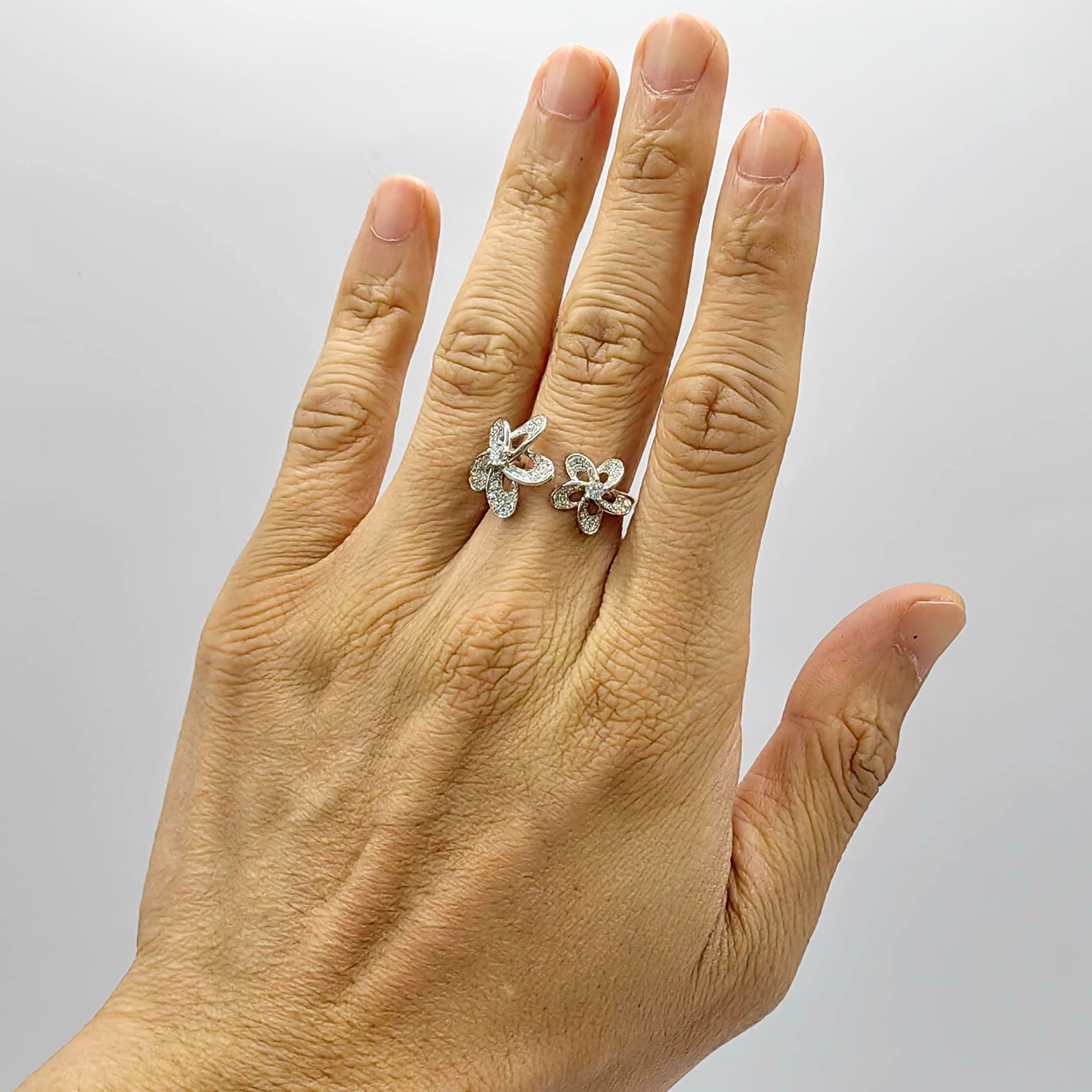 En vente :  Bague ouverte en or blanc 18 carats avec motif de fleur et diamants ronds taillés en brillant 8