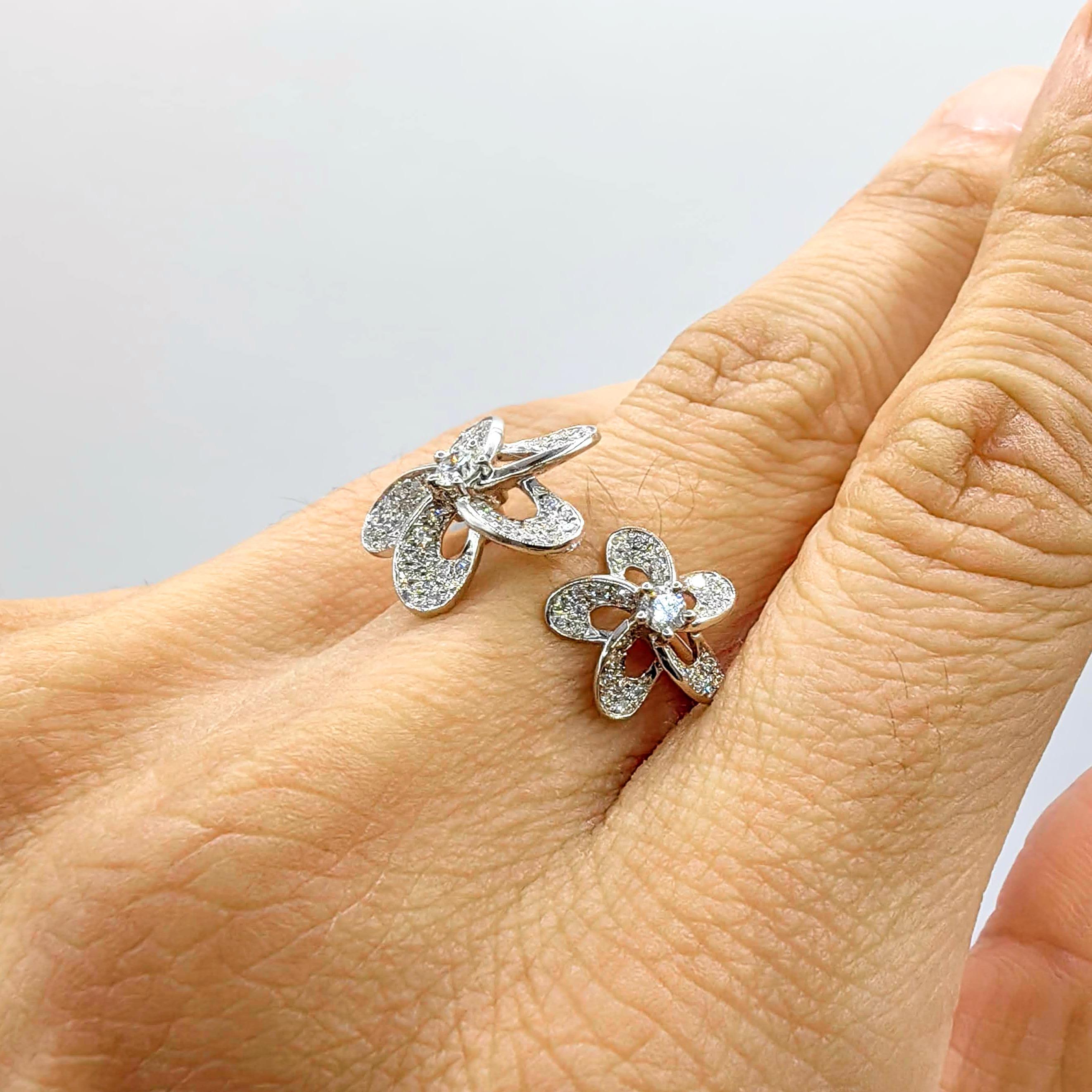 En vente :  Bague ouverte en or blanc 18 carats avec motif de fleur et diamants ronds taillés en brillant 9