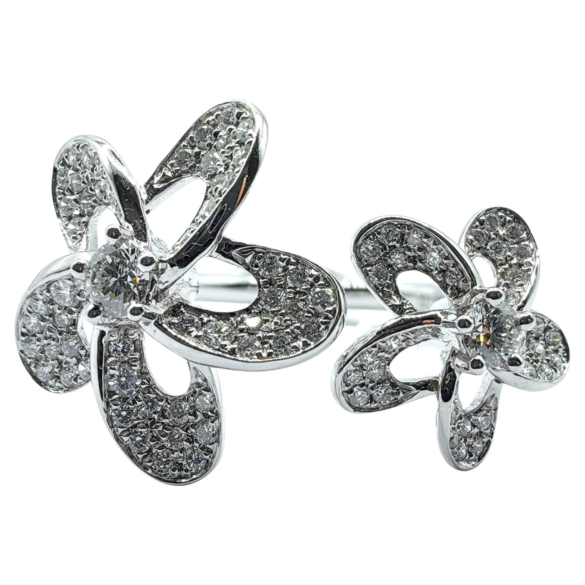 Anello aperto con motivo floreale in oro bianco 18 carati con diamante taglio brillante rotondo