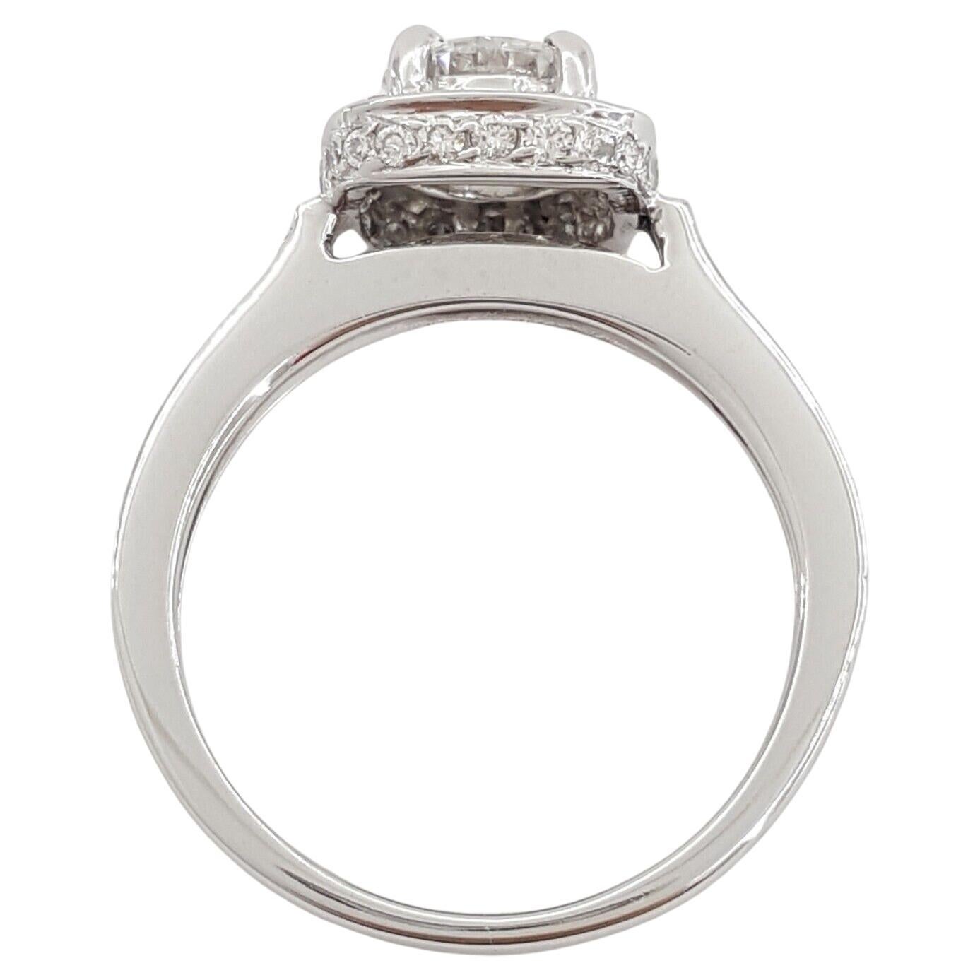 Anello di fidanzamento aureolato con diamante taglio Brilliante rotondo In condizioni ottime in vendita a Chicago, IL