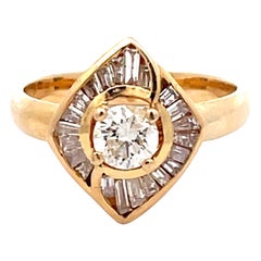 Anello di fidanzamento con diamante rotondo taglio brillante a forma di aureola in oro 18 carati
