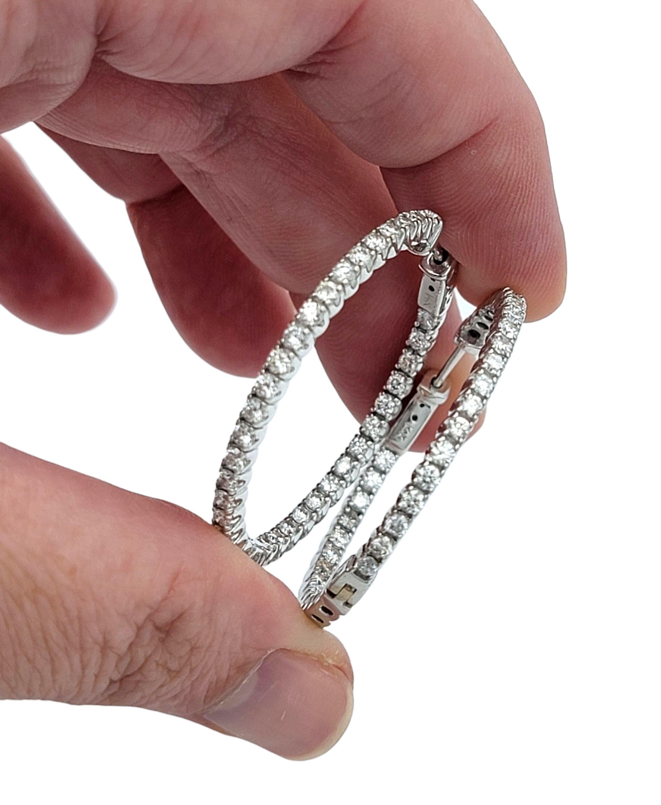 Ohrringe mit rundem Brillantschliff und Innen-/Außenring aus 14 Karat Weißgold im Angebot 4