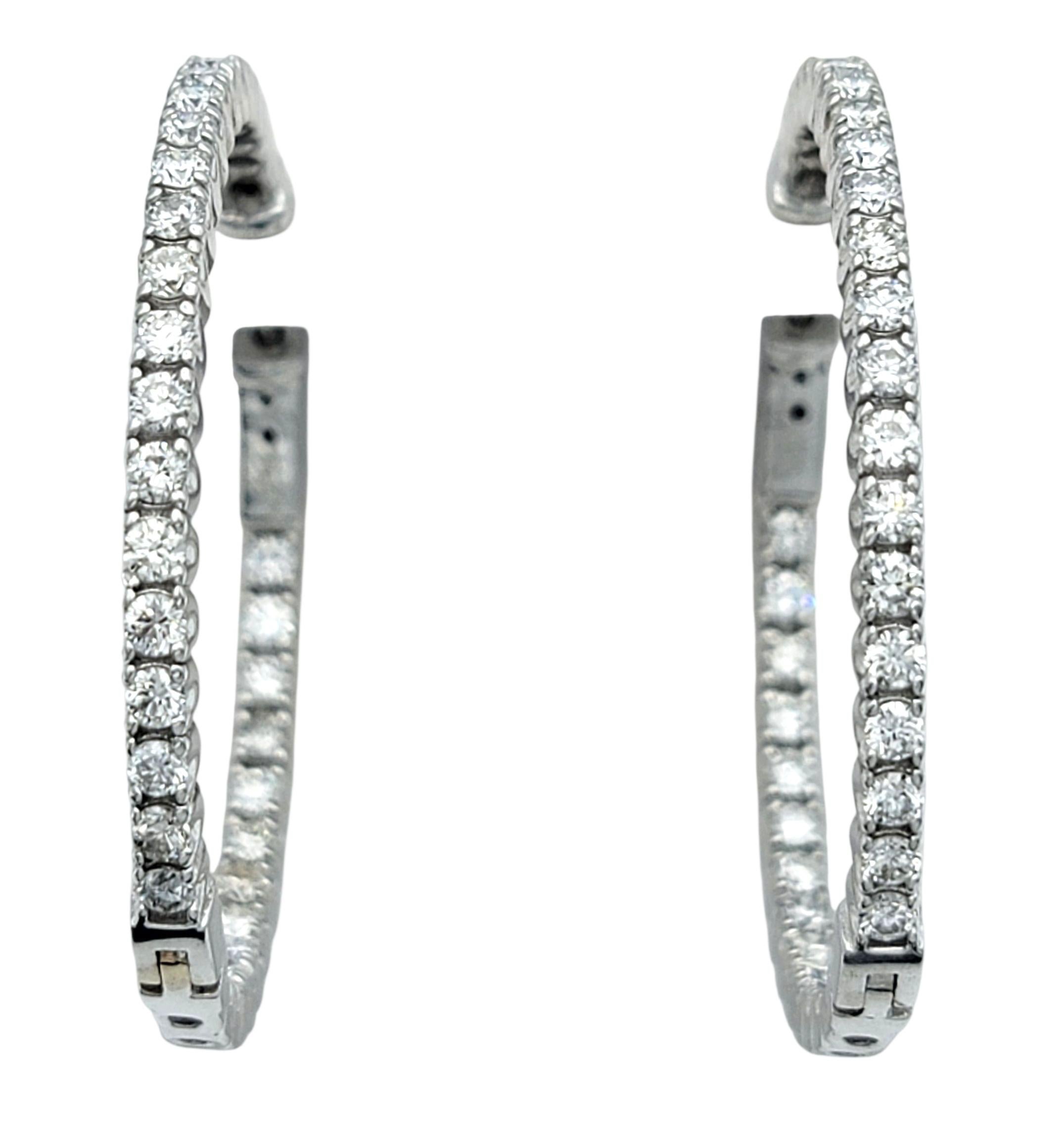 Diese Diamantohrringe strahlen klassischen Glamour mit einer modernen Note aus. Der aus 14 Karat Weißgold gefertigte Reif ist mit einer nahtlosen Reihe von Brillanten besetzt, die bei jeder Bewegung schimmern. Die schlanke, runde Silhouette ist