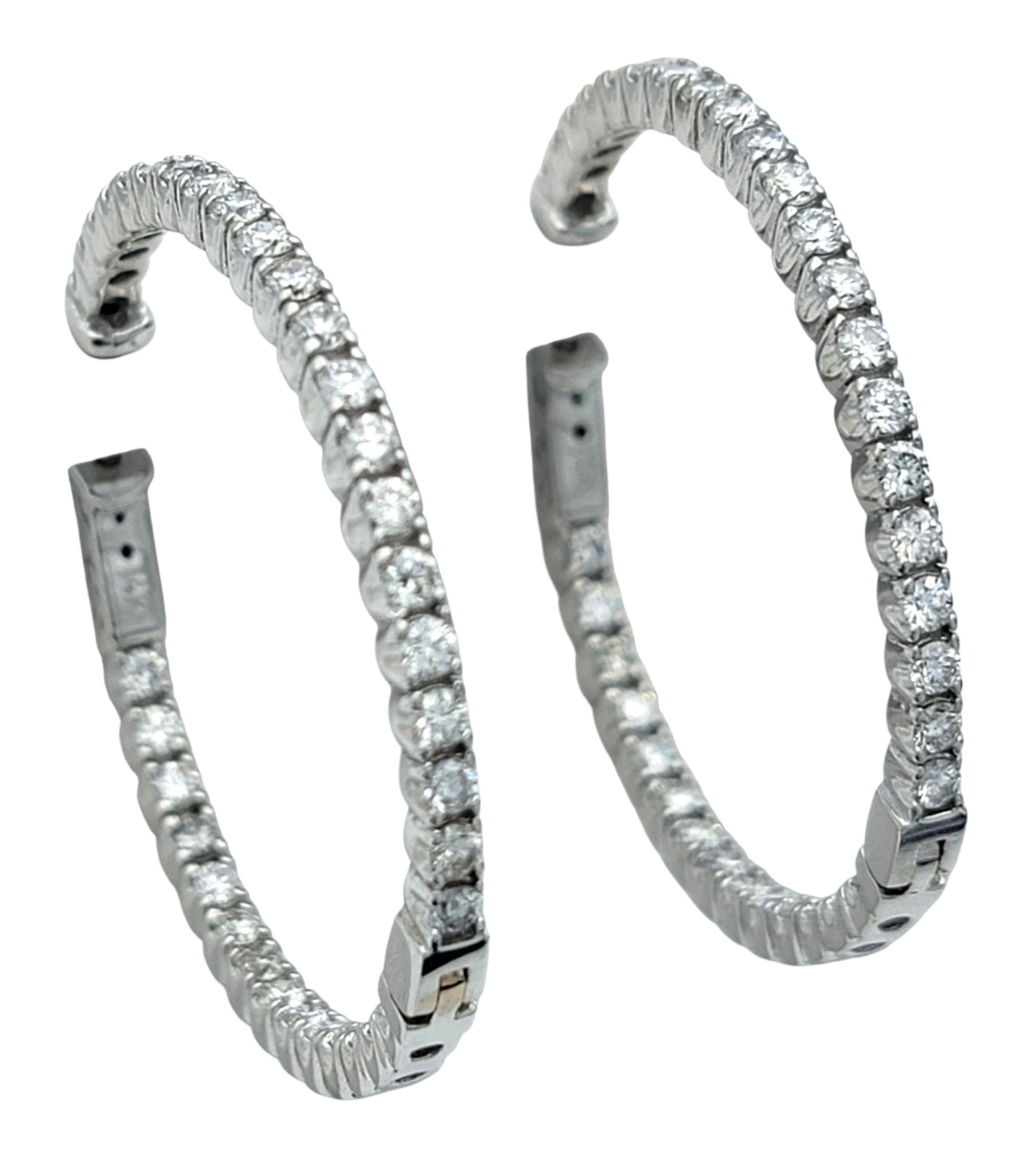 Ohrringe mit rundem Brillantschliff und Innen-/Außenring aus 14 Karat Weißgold (Rundschliff) im Angebot