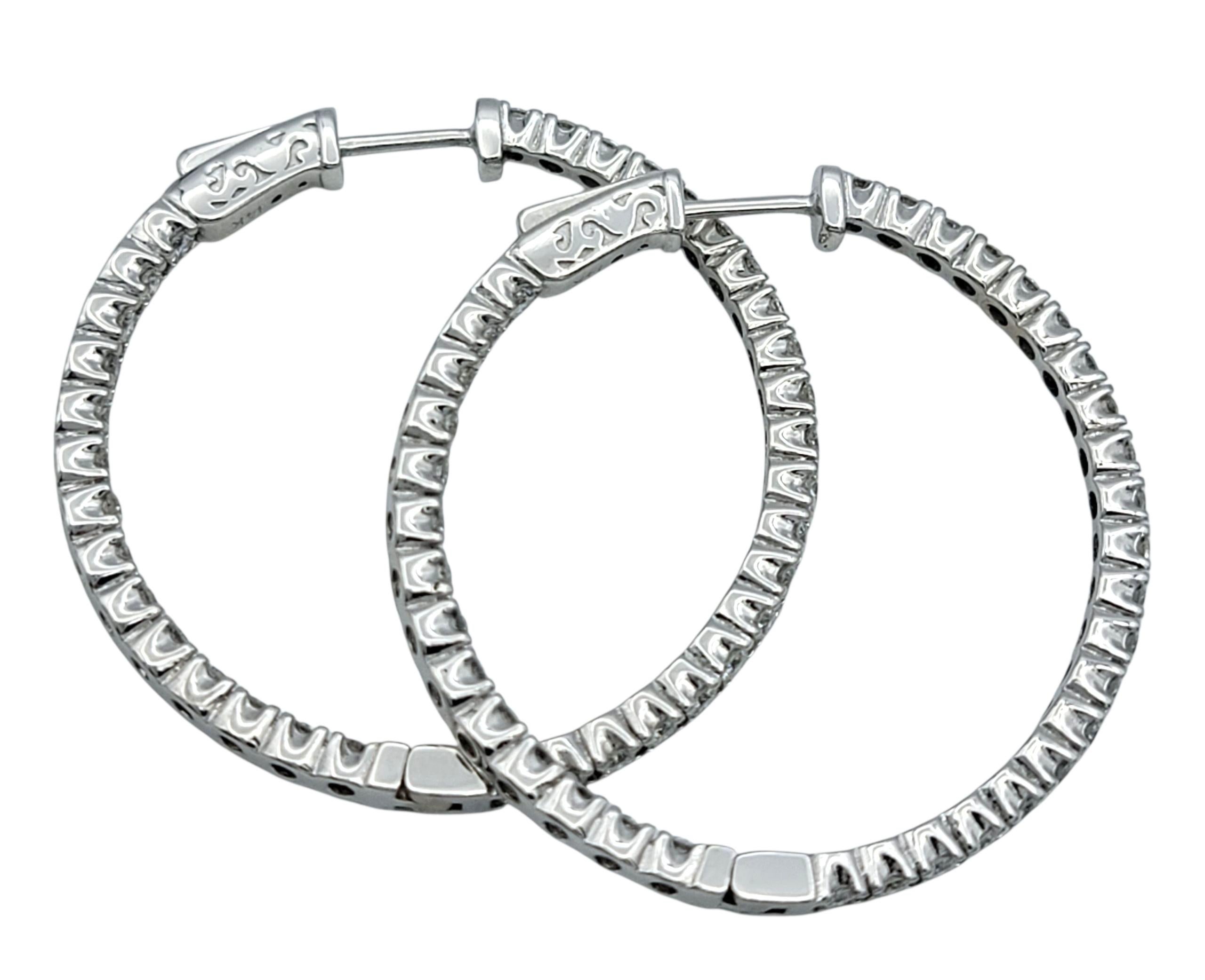 Ohrringe mit rundem Brillantschliff und Innen-/Außenring aus 14 Karat Weißgold Damen im Angebot
