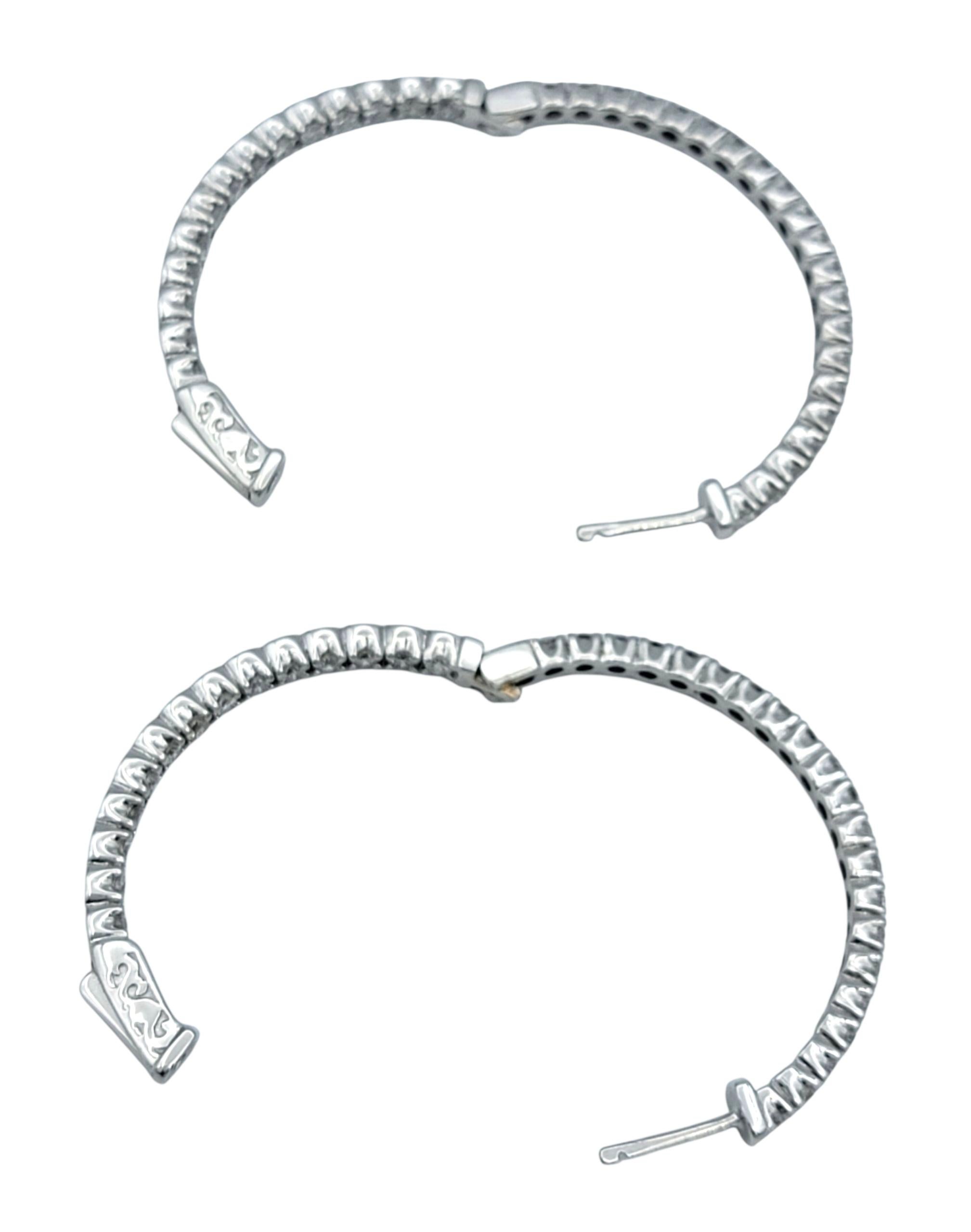 Ohrringe mit rundem Brillantschliff und Innen-/Außenring aus 14 Karat Weißgold im Angebot 1