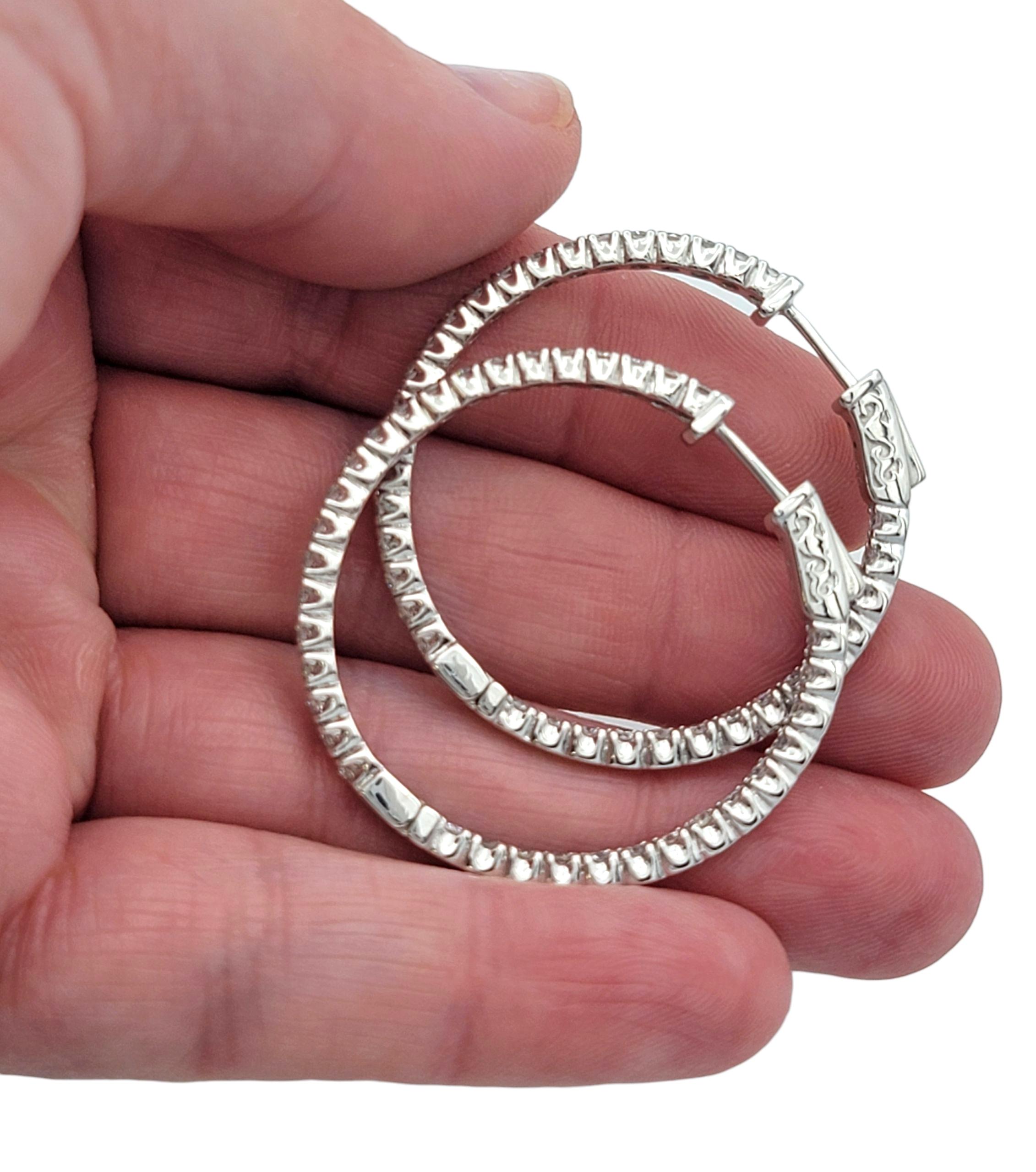 Ohrringe mit rundem Brillantschliff und Innen-/Außenring aus 14 Karat Weißgold im Angebot 3