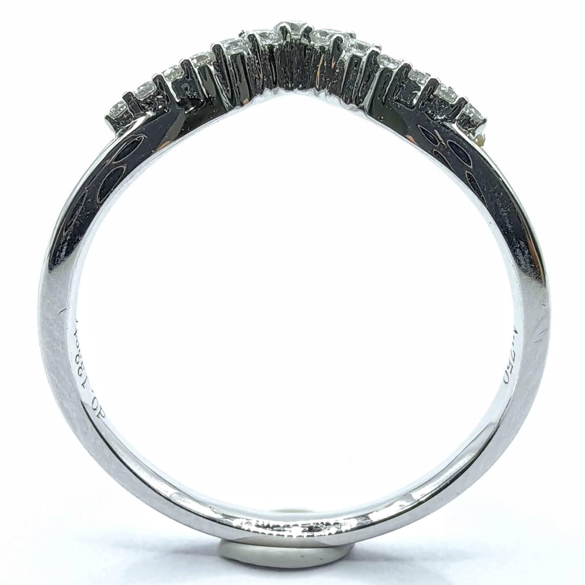 Im Angebot: Runder Brillantschliff Diamant ausgekleidet Chevron Band stapelbar Ring in 18K Weißgold () 3