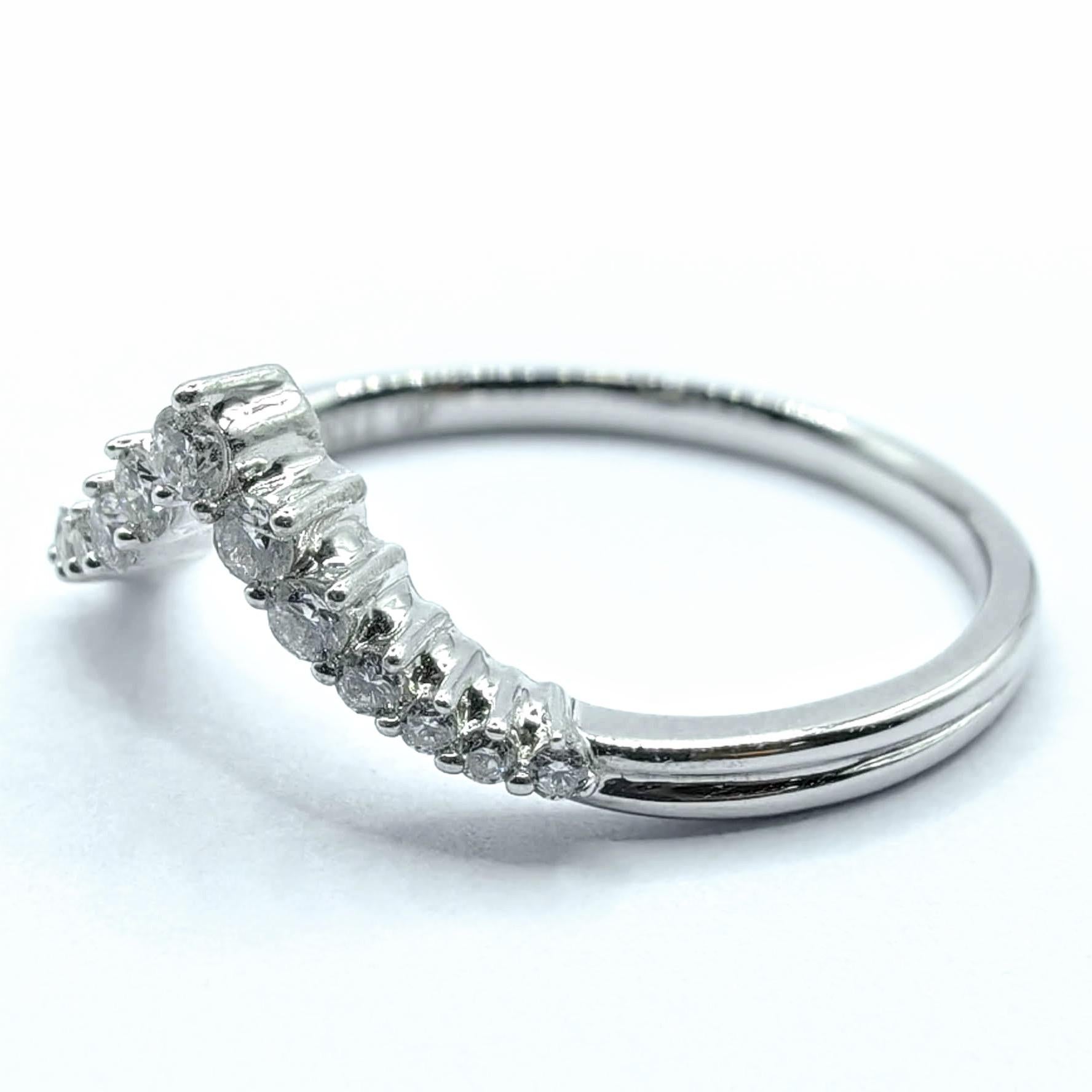 Im Angebot: Runder Brillantschliff Diamant ausgekleidet Chevron Band stapelbar Ring in 18K Weißgold () 4