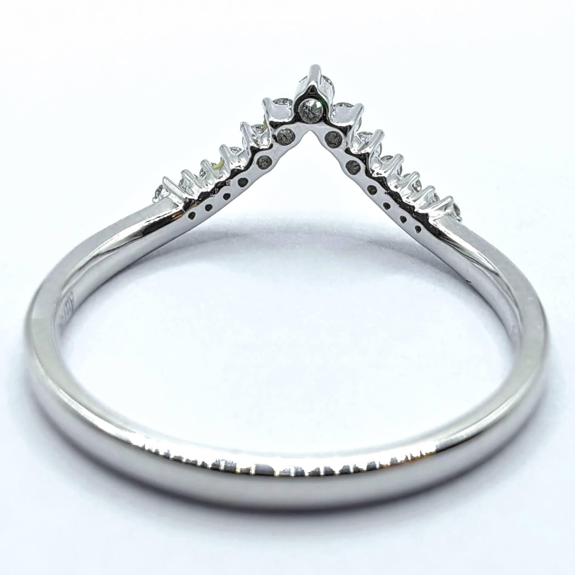 Im Angebot: Runder Brillantschliff Diamant ausgekleidet Chevron Band stapelbar Ring in 18K Weißgold () 5