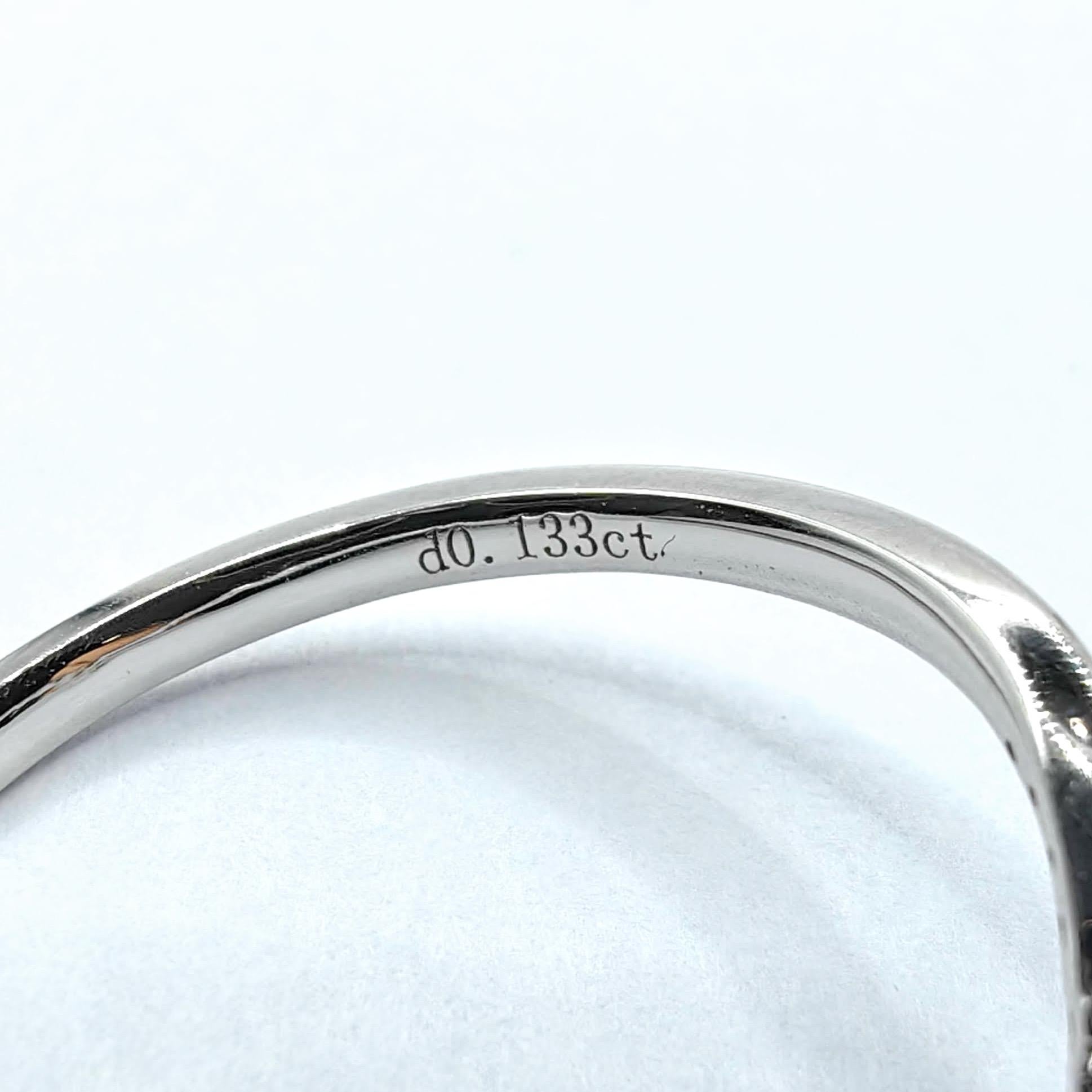 Im Angebot: Runder Brillantschliff Diamant ausgekleidet Chevron Band stapelbar Ring in 18K Weißgold () 6