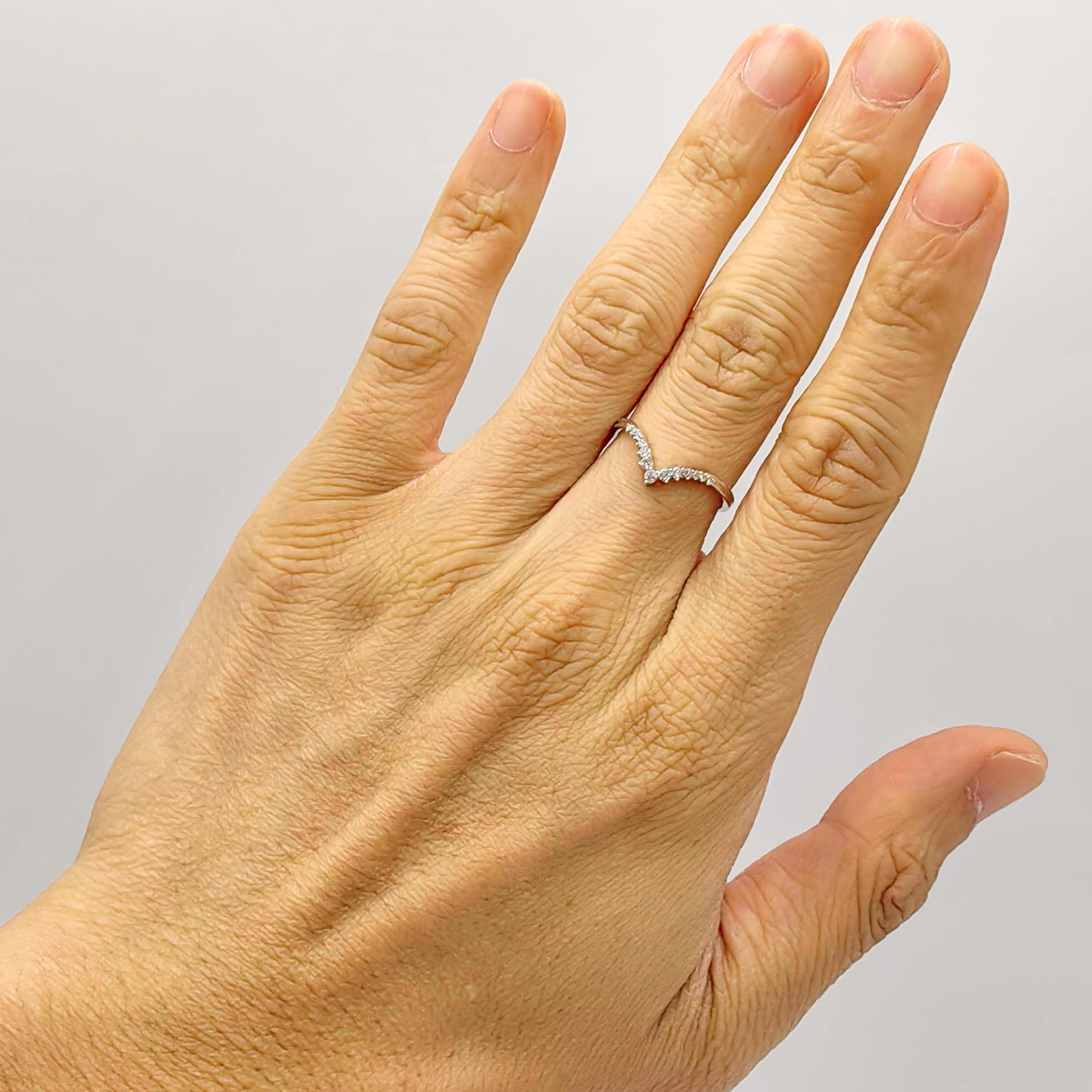 Im Angebot: Runder Brillantschliff Diamant ausgekleidet Chevron Band stapelbar Ring in 18K Weißgold () 8